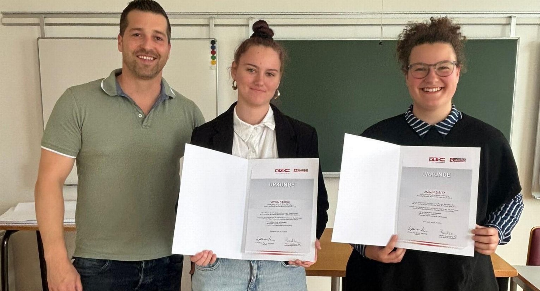 Prüfer Manfred Moyses mit Vivien Strobl und Jasmin Biritz (Lehrbetrieb Baustoffgroßhandel Michael Koch Neusiedl/See und Stoob-Süd) (v. l.)