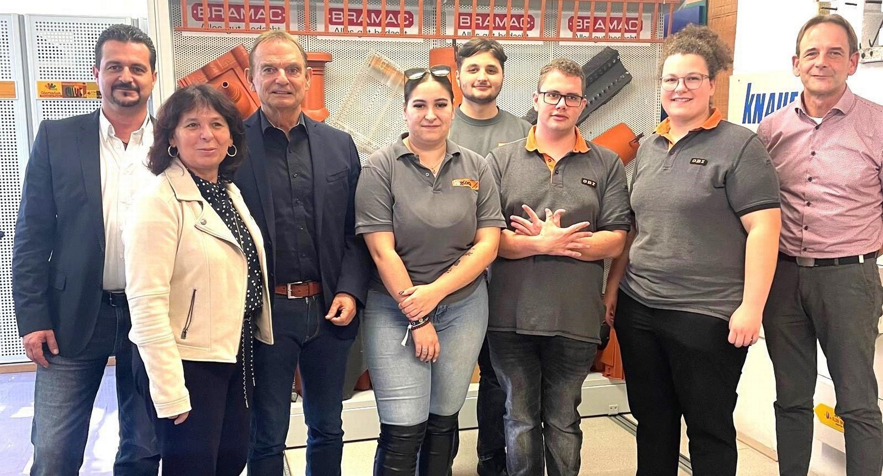 Seitens der Jury Gerhard Csida (Baustoffgroßhandel Koch), Fachgruppengeschäftsführerin Martina Rauchbauer (WKB), der Obmann des Baustoffhandels KommR Werner Adelmann (WKB) (v. l.) und Michael Lehrner (Berufsschule)(r.) mit den Lehrlingen Tamara Ehrenreiter, Sirius Luca Laudonia, Dorian Kerstberger und Jasmin Biritz (v. l.). 