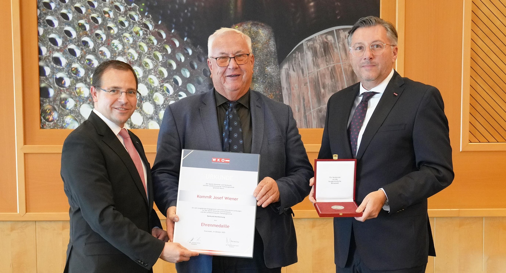 Ehrenmedaille: Wirtschaftskammerpräsident Mst. Andreas Wirth, KommR Josef Wiener und Wirtschaftskammerdirektor Harald Schermann