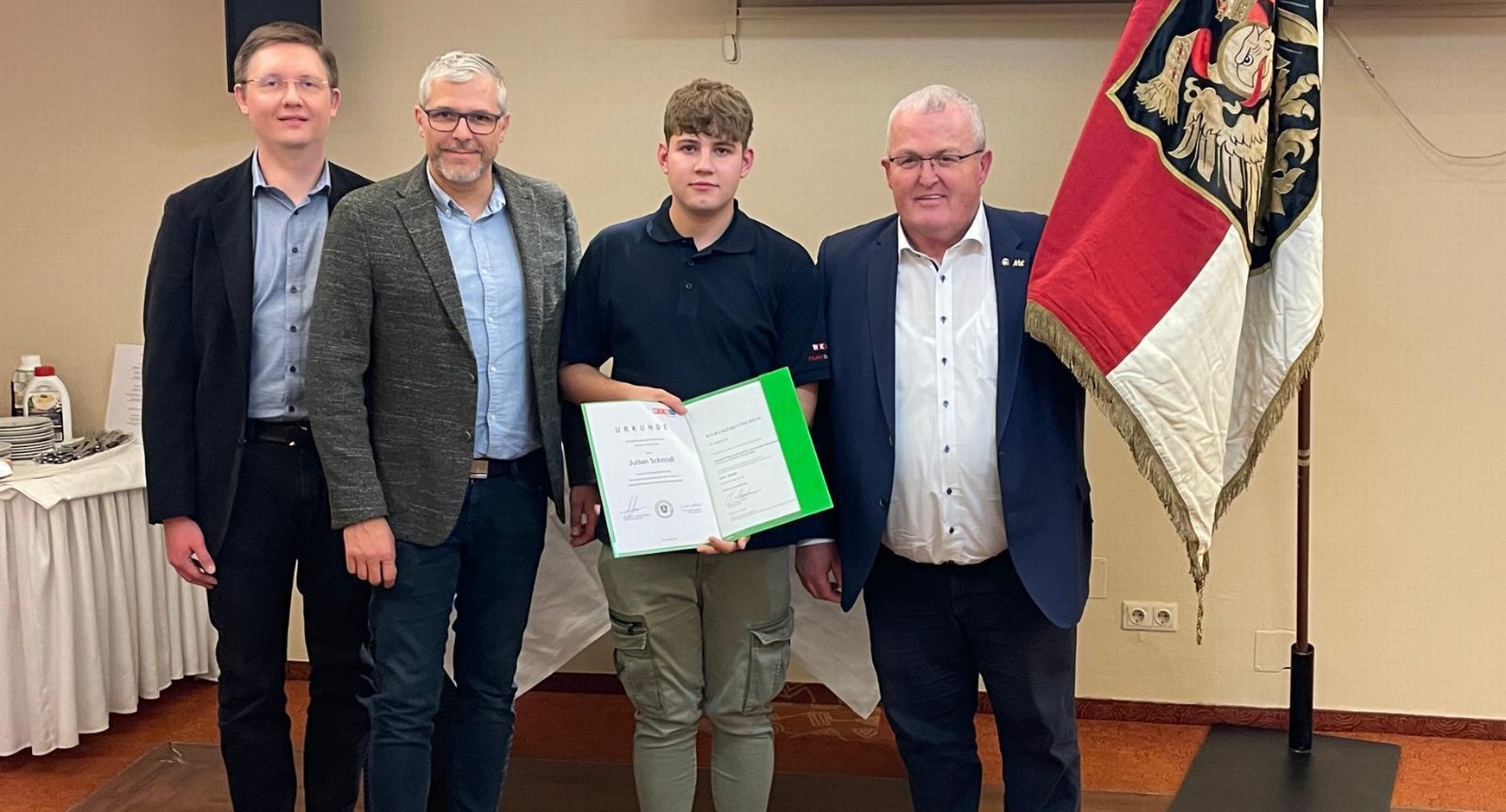 Juror Christian Rauscher, Lehrlingswart Manfred Treitl, Lehrling Julian Schmidl und Landesinnungsmeister KommR MMst. Herbert Ohr (v. l.). 