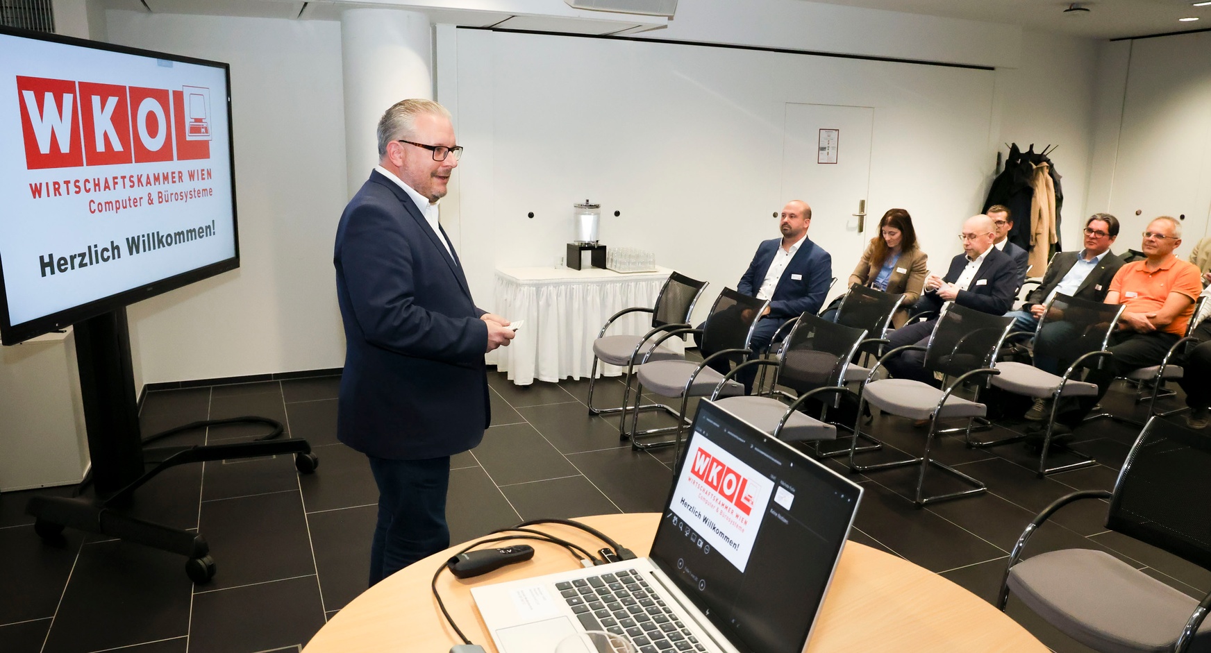 Obmann Peter Sittler bei der Präsentation der geehrten Unternehmen