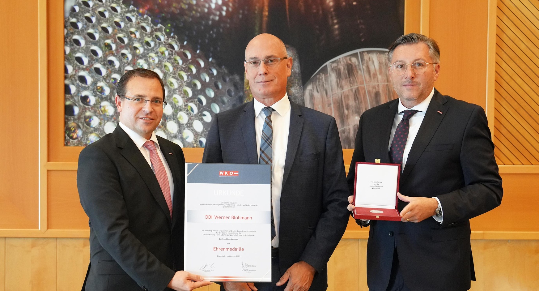 Ehrenmedaille: Wirtschaftskammerpräsident Mst. Andreas Wirth, Werner Blohmann und Wirtschaftskammerdirektor Harald Schermann