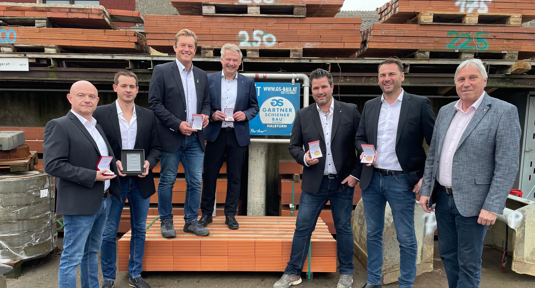 Baumeister Josef Wilkovits, Wilhelm Talos, Baumeister Hannes Gartner, Wilfried Gartner, Bautechniker Thomas Sack, Baumeister Michael Kurzmann mit Landesinnungsmeister KommR Bernhard Breser (v. l.) 