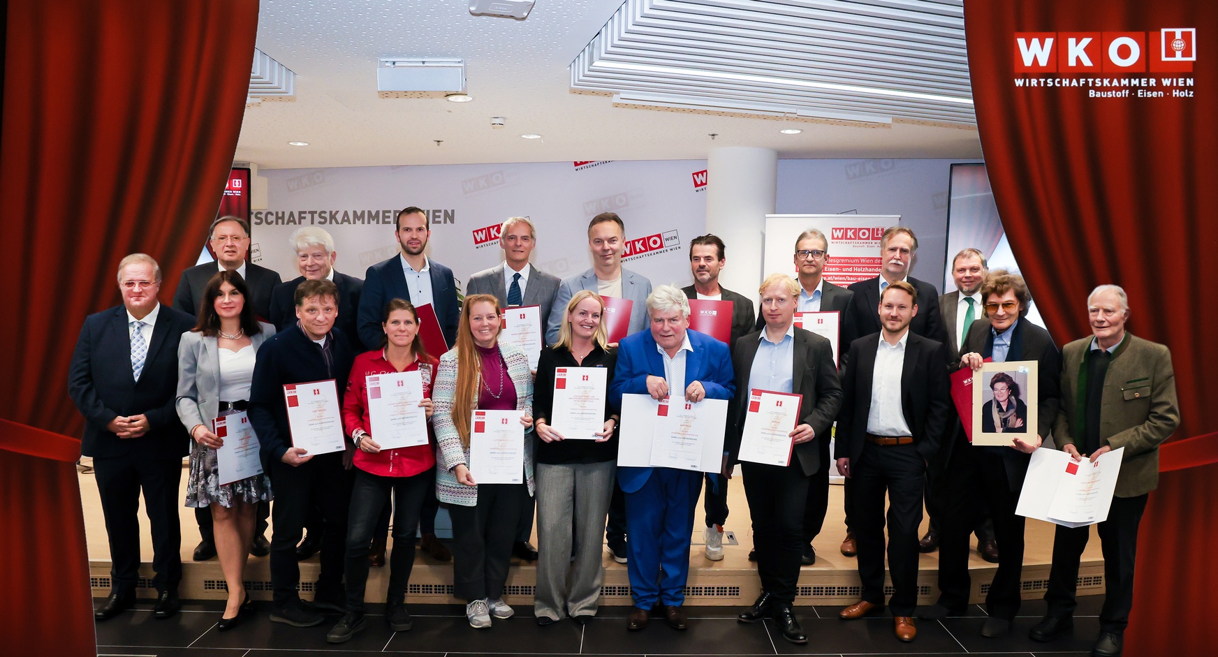 Mitgliederehrung 2024 - Menschen mit Urkunden auf der Bühne