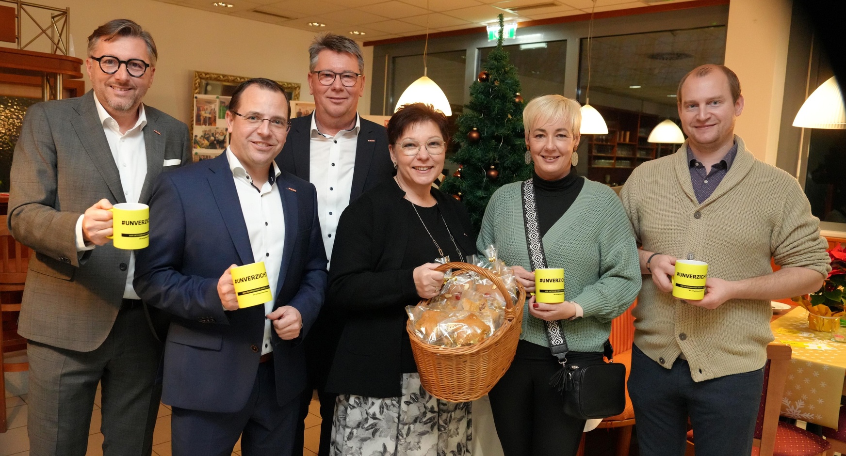 Wirtschaftskammerdirektor Harald Schermann, Wirtschaftskammerpräsident Andreas Wirth, Regionalstellenobmann Roman Eder, Frau in der Wirtschaft-Bezirksvorsitzende KommR Herta Walits-Guttman, EPU-Bezirkssprecherin Sabine Trinkl und Junge Wirtschaft-Bezirksvorsitzender Andreas Lang (v. l.). 