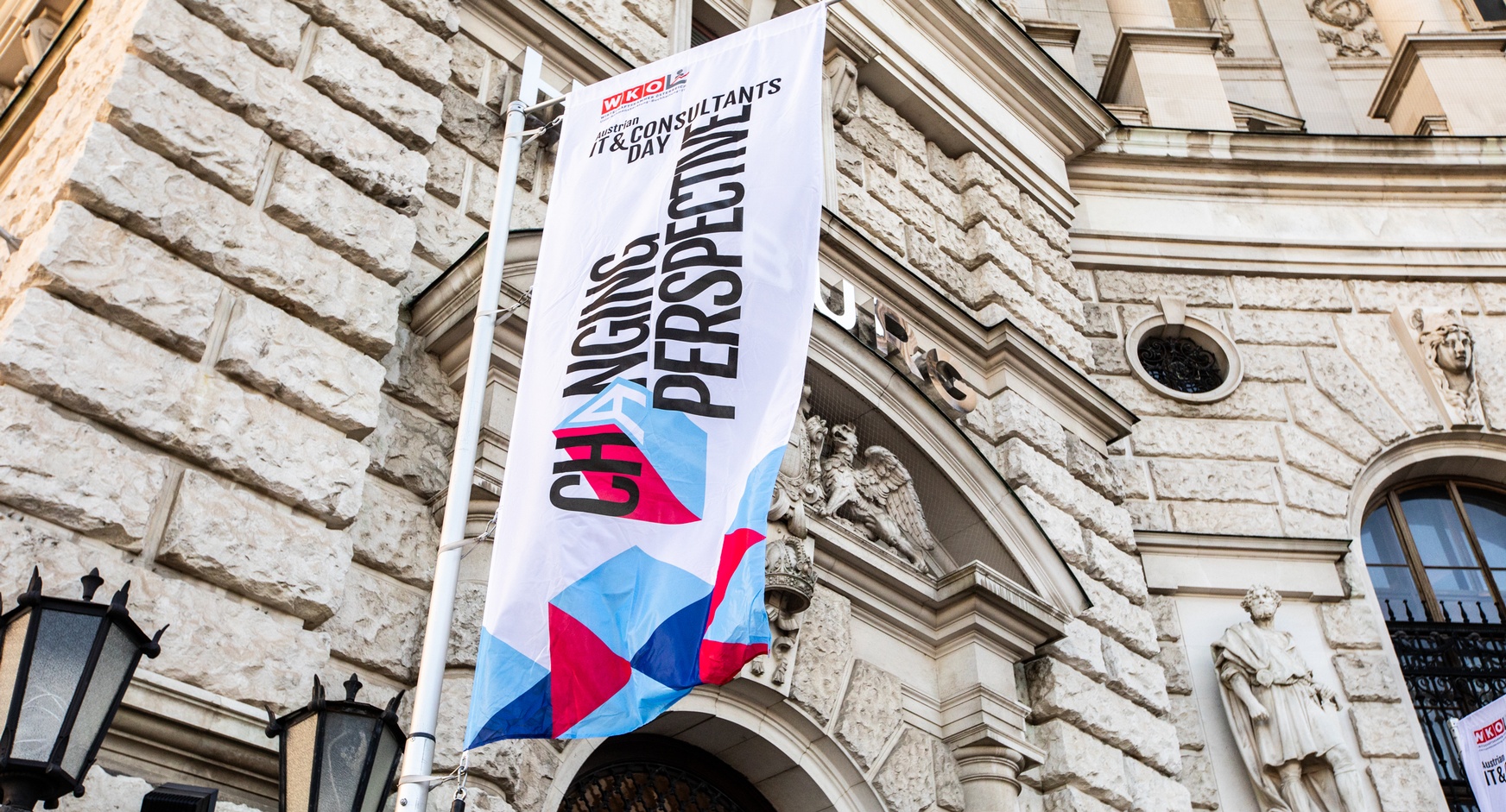 Fahne vor altem Gebäude