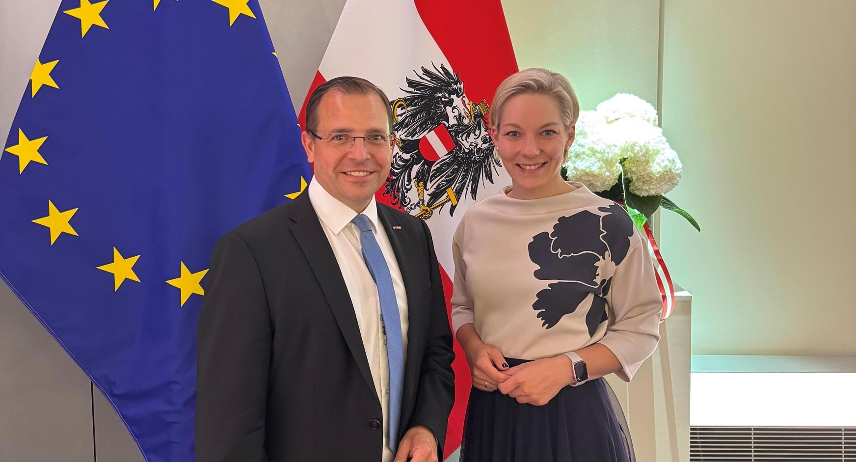 Präsident Andreas Wirth gratuliert Bettina Dorfer-Pauschenwein 