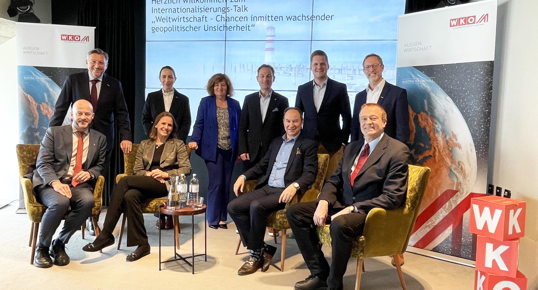 Christian Fuchssteiner (AC Shanghai), Gerrit Hengstler (AC Mexiko), Hans-Jörg Hörtnagl (AC New Delhi), Herman Ortner (AC Taipei) (sitzend v. l.) sowie Harald Schermann (Wirtschaftskammerdirektor), Melanie Wagner-Deli (Außenwirtschaft & EU), Doris Granabetter (Wirtschaftskammerdirektor-Stv.), Gregor Postl (AC Toronto), Michael Dobersberger (AC San Francisco) und Ewald Hombauer (Sparte Industrie) (stehend v. l.). 