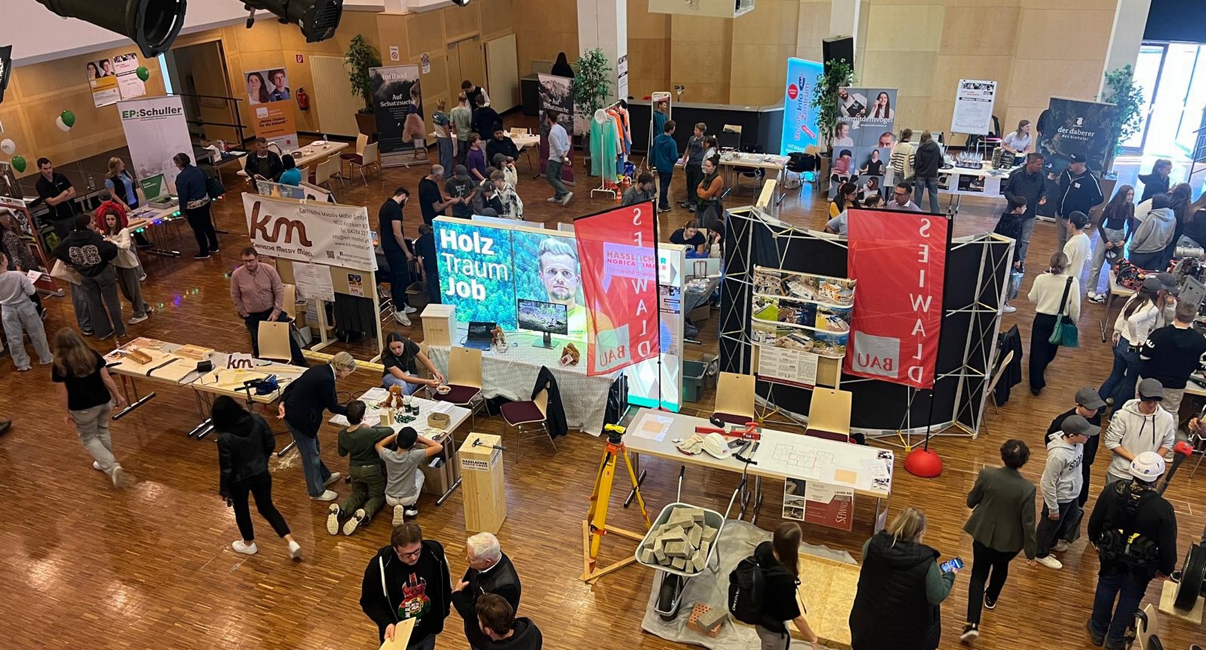 Frau in der Wirtschaft auf der Berufsmesse in Hermagor