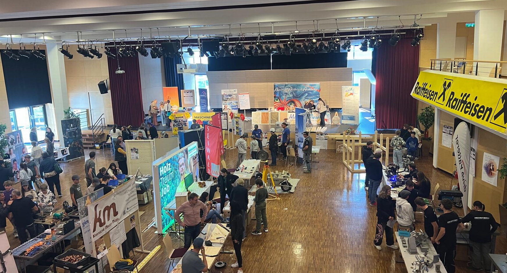 Frau in der Wirtschaft auf der Berufsmesse in Hermagor