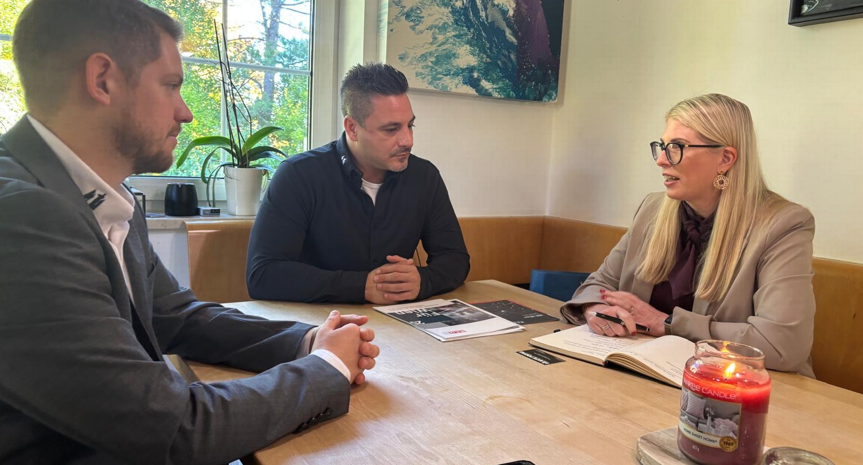 Eine Frau und zwei Männer im Gespräch