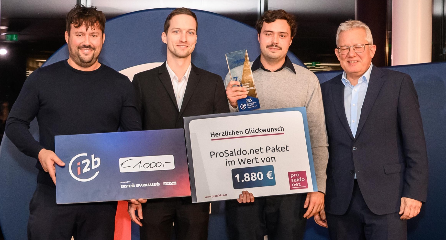 Platz 3 in der Kategorie „Dienstleistung, Gewerbe, Handel“ für die „voltalux“-Gründer Maximilian Reimann-Gajdusek (l.) und Florian Gajdusek (2. v. r.)