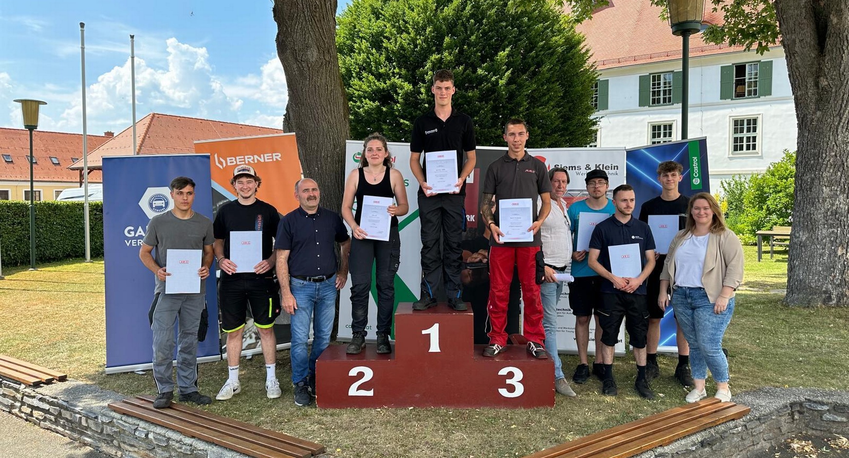 Alexander Bredl, Florian Cenker, Landesinnungsmeister Manfred Beck, die Zweitplatzierte Lena Iby, Sieger Raphael Simon, der Drittplatzierte Ralph Ringbauer, Landeslehrlingswart Hermann Csmarits, Gabriel Strebl, Marcel Börner, Fabian Brunner und Carola Semeliker (v. l.) 