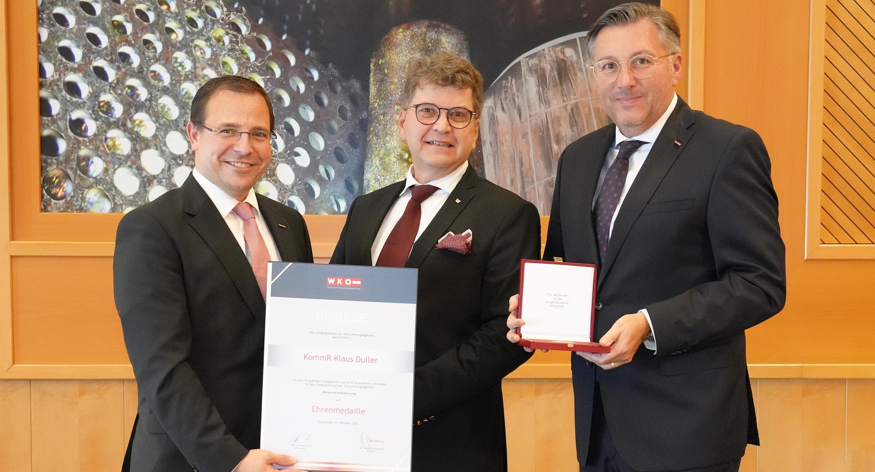 Ehrenmedaille: Wirtschaftskammerpräsident Mst. Andreas Wirth, KommR Klaus Duller und Wirtschaftskammerdirektor Harald Schermann