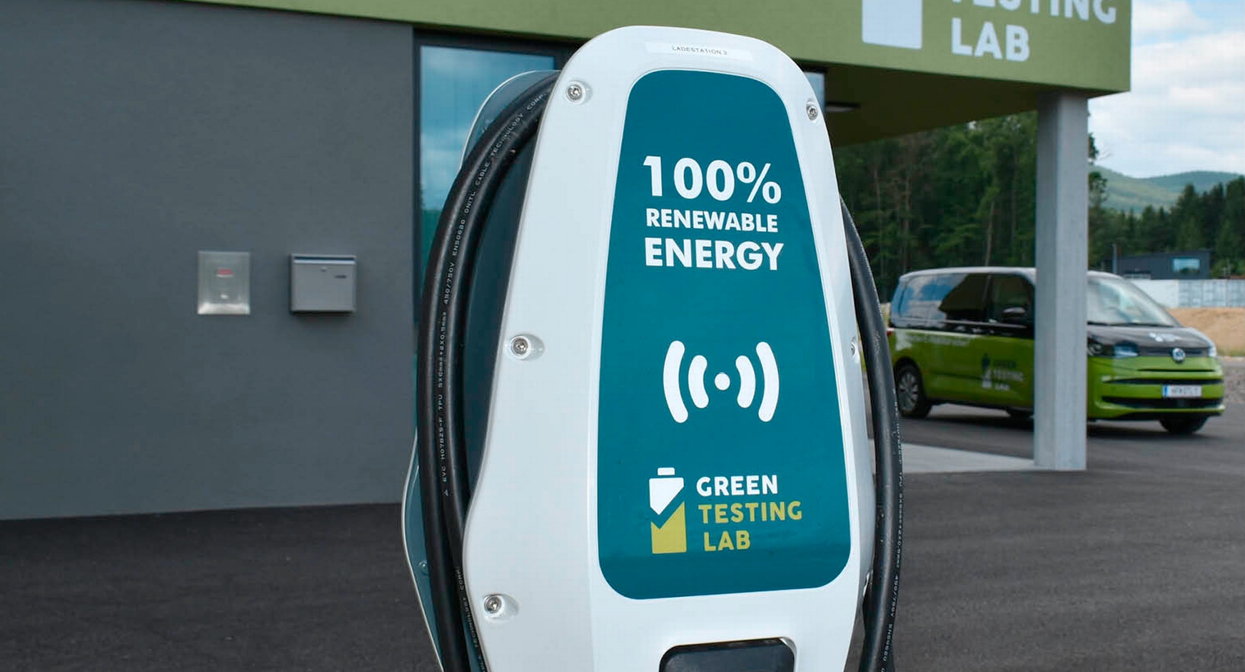 Blick auf eine E-Auto-Ladestation bei Green Testing Lab, gebrandet