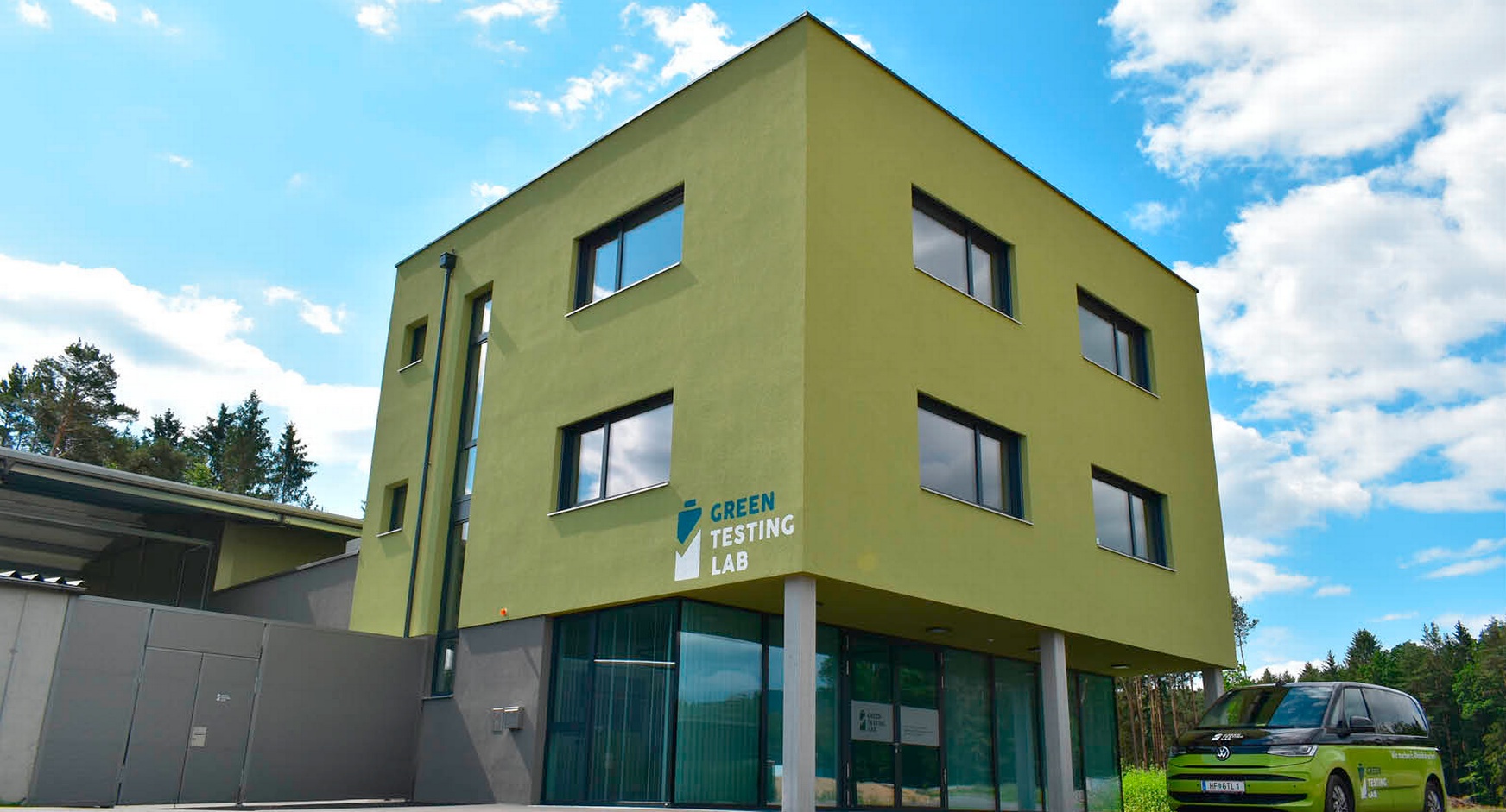 Das grüne viereckige Gebäude in der Außenansicht