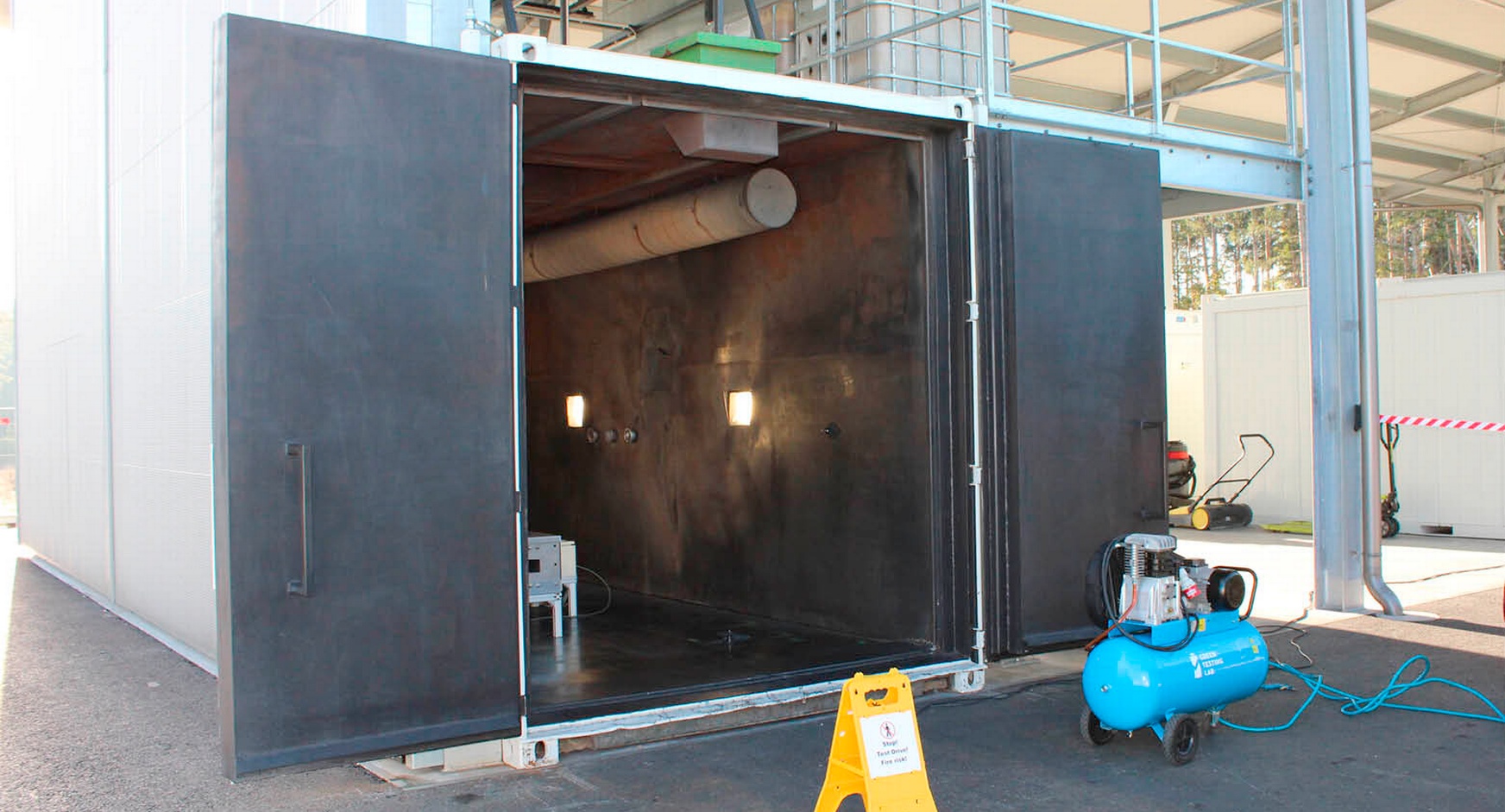 Dunkle Testkammer von außen