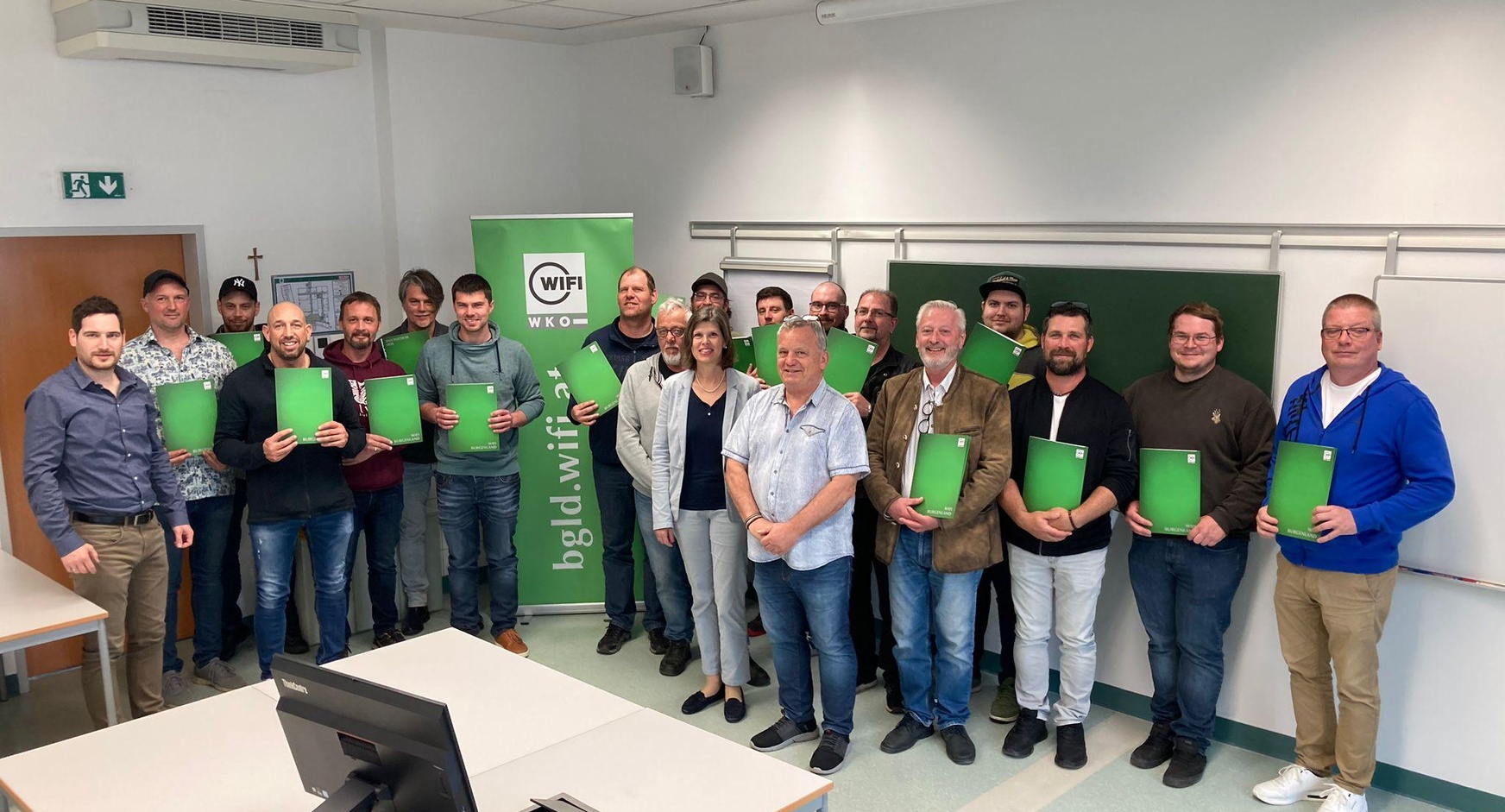WIFI-Produktmanager Gerald Munzenrieder (l.), die Lehrgangsleiter Barbara Vanek (vorne 6. v. r.) und Peter Gisch (vorne 5. v. r.) mit den erfolgreichen Absolventen. 
