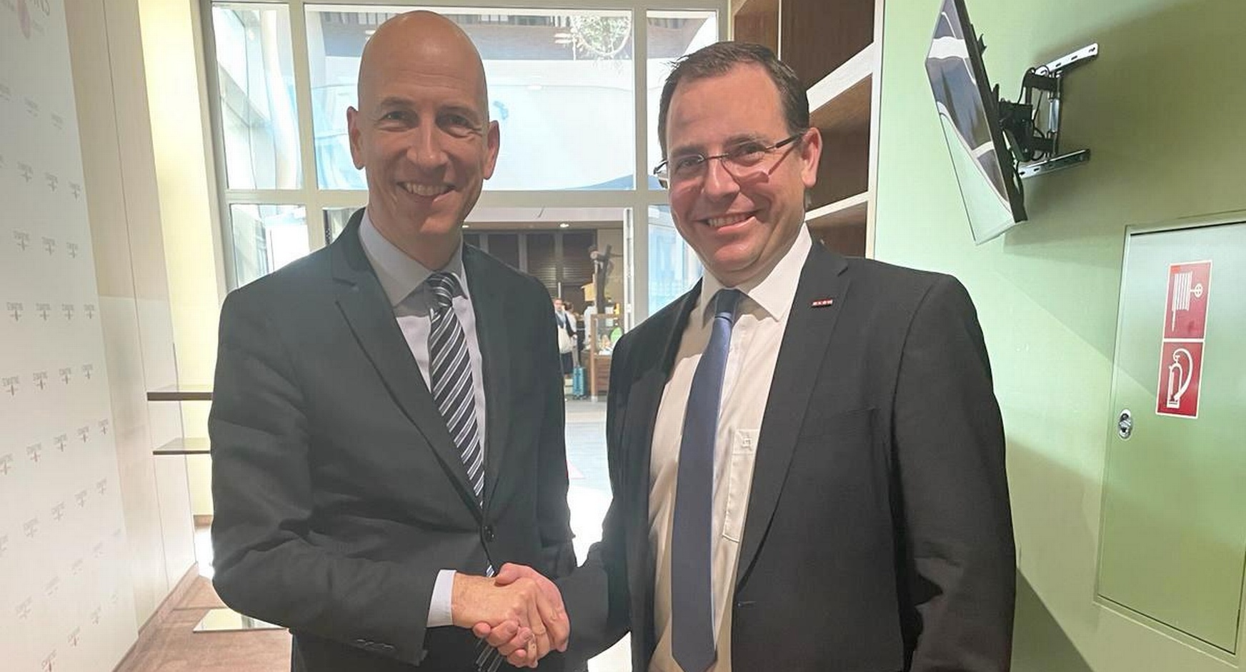 Bundesminister Martin Kocher mit Wirtschaftskammerpräsident Andreas Wirth (v. l.). 