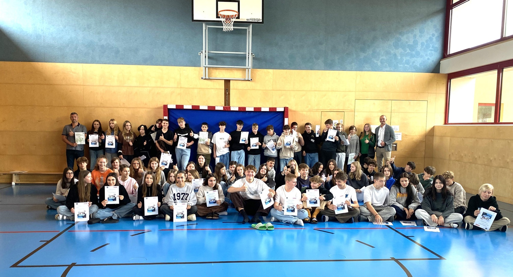 Rene Mahlknecht, Obmann des burgenländischen Maschinen- und Technologiehandels (hinten l.), sowie Peter Münzenrieder, Geschäftsführer des Raiffeisen Lagerhauses Frauenkirchen (hinten r.), mit Schülerinnen und Schülern der vierten Klassen der MS Gols. 