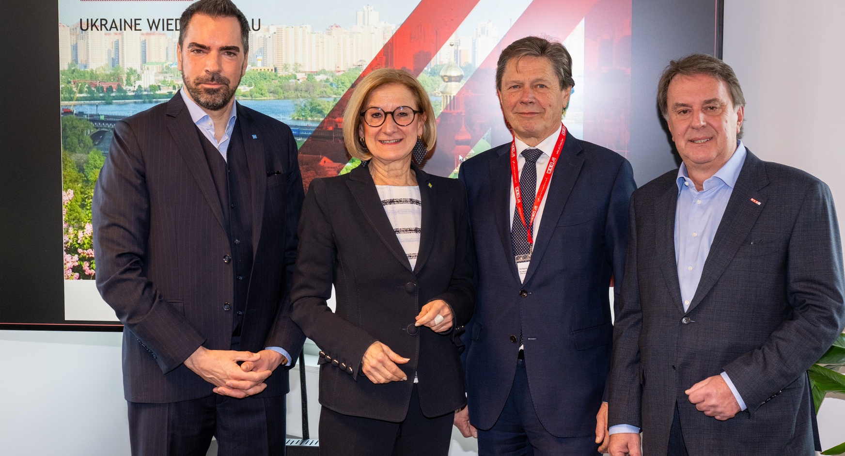 Bei der Info-Veranstaltung „Wiederaufbauprojekte in der Ukraine und Geschäftstätigkeit mit der Ukraine“ betonten Landeshauptfrau Johanna Mikl-Leitner, WKNÖ-Präsident Wolfgang Ecker (r.), IV-NÖ-Präsident Kari Ochsner (l.) und Wolfgang Anzengruber, Regierungskoordinator für den Ukraine-Wiederaufbau, einerseits die Herausforderungen und andererseits die Bedeutung der wirtschaftlichen Zusammenarbeit für heimische Betriebe mit der Ukraine