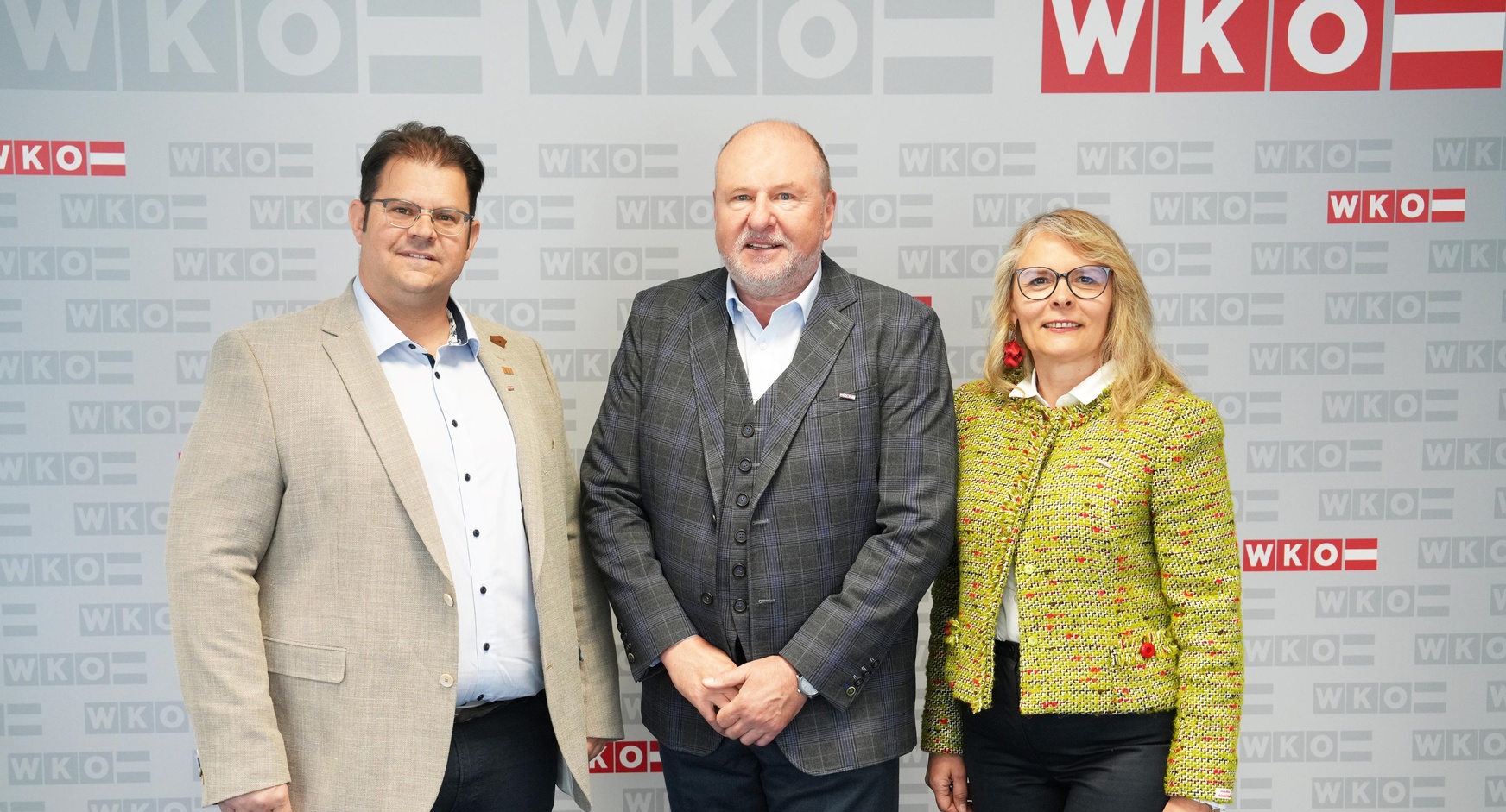 Spartenobmann KommR Anton Putz (M.) mit seinen Stellvertretern, Metalltechnik-Landesinnungsmeister Mario Horvath und KommR Mst. Michaela Eckhardt, Landesinnungsmeisterin Mode und Bekleidungstechnik.
