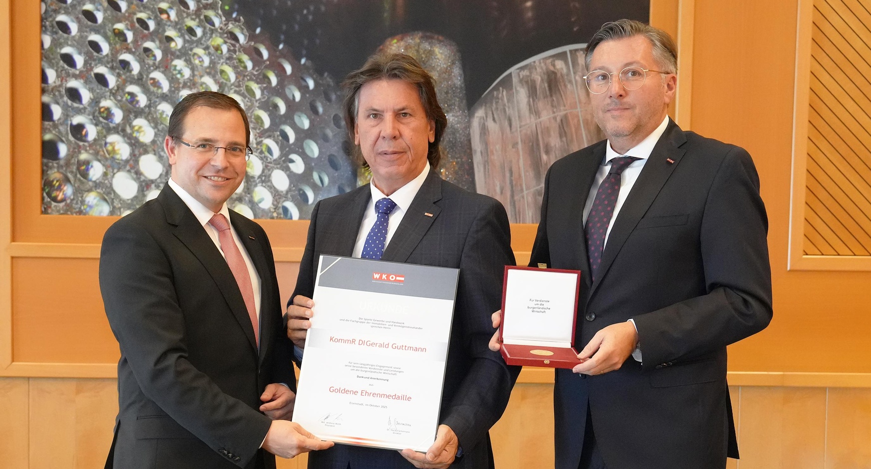 Goldene Ehrenmedaille: Wirtschaftskammerpräsident Mst. Andreas Wirth, KommR Gerald Guttmann und Wirtschaftskammerdirektor Harald Schermann
