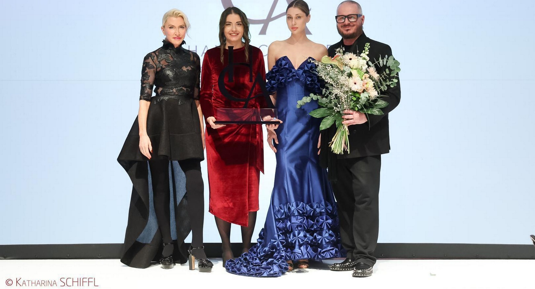 Stargast Heather Mills, Gewinnerin Elke Acs mit Model in Siegerkreation sowie Creative Director Wolfgang Reichl (v. l.).  