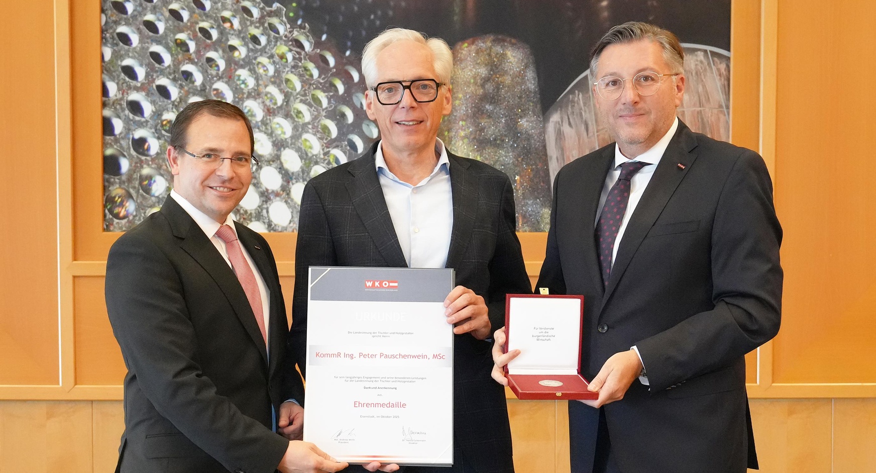 Ehrenmedaille: Wirtschaftskammerpräsident Mst. Andreas Wirth, KommR Peter Pauschenwein und Wirtschaftskammerdirektor Harald Schermann