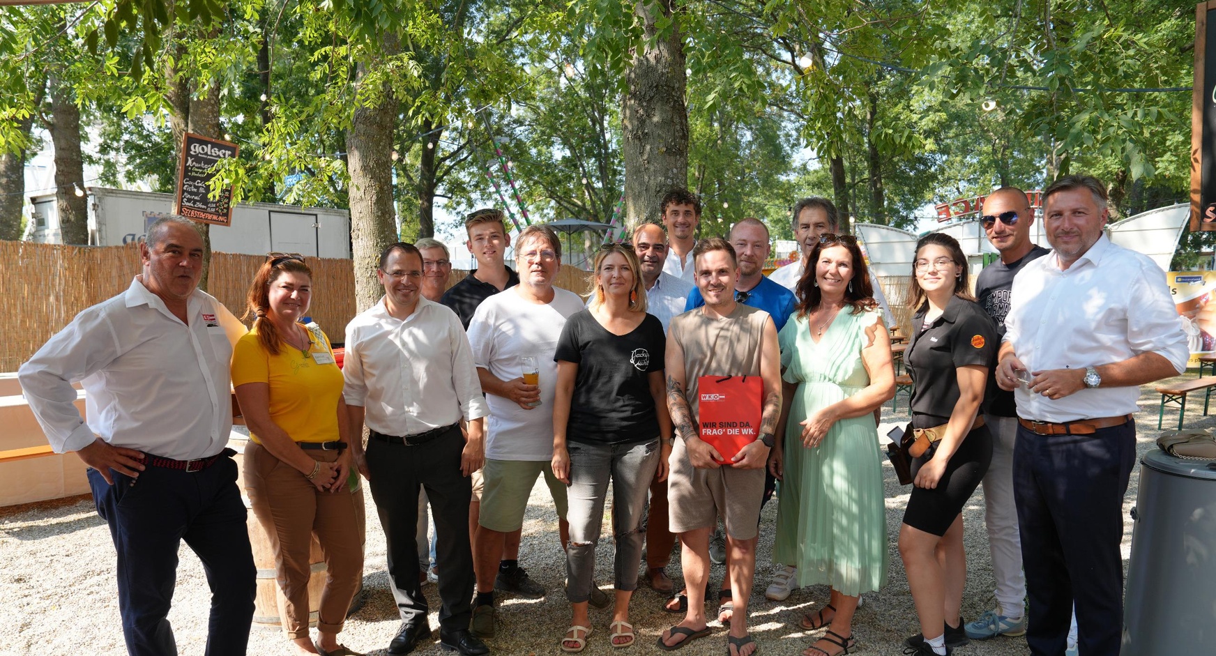 Wirtschaftskammerpräsident Andreas Wirth (3. v. l.) und Wirtschaftskammerdirektor Harald Schermann (r.). mit den Regionalstellenobleuten KommR Robert Frank (Neusiedl, l.) und Melanie Eckhardt (Mattersburg, 4. v. r.), WK-Funktionär Hannes Mosonyi (2. R. 3. v. l.), Funktionären und Unternehmern. 