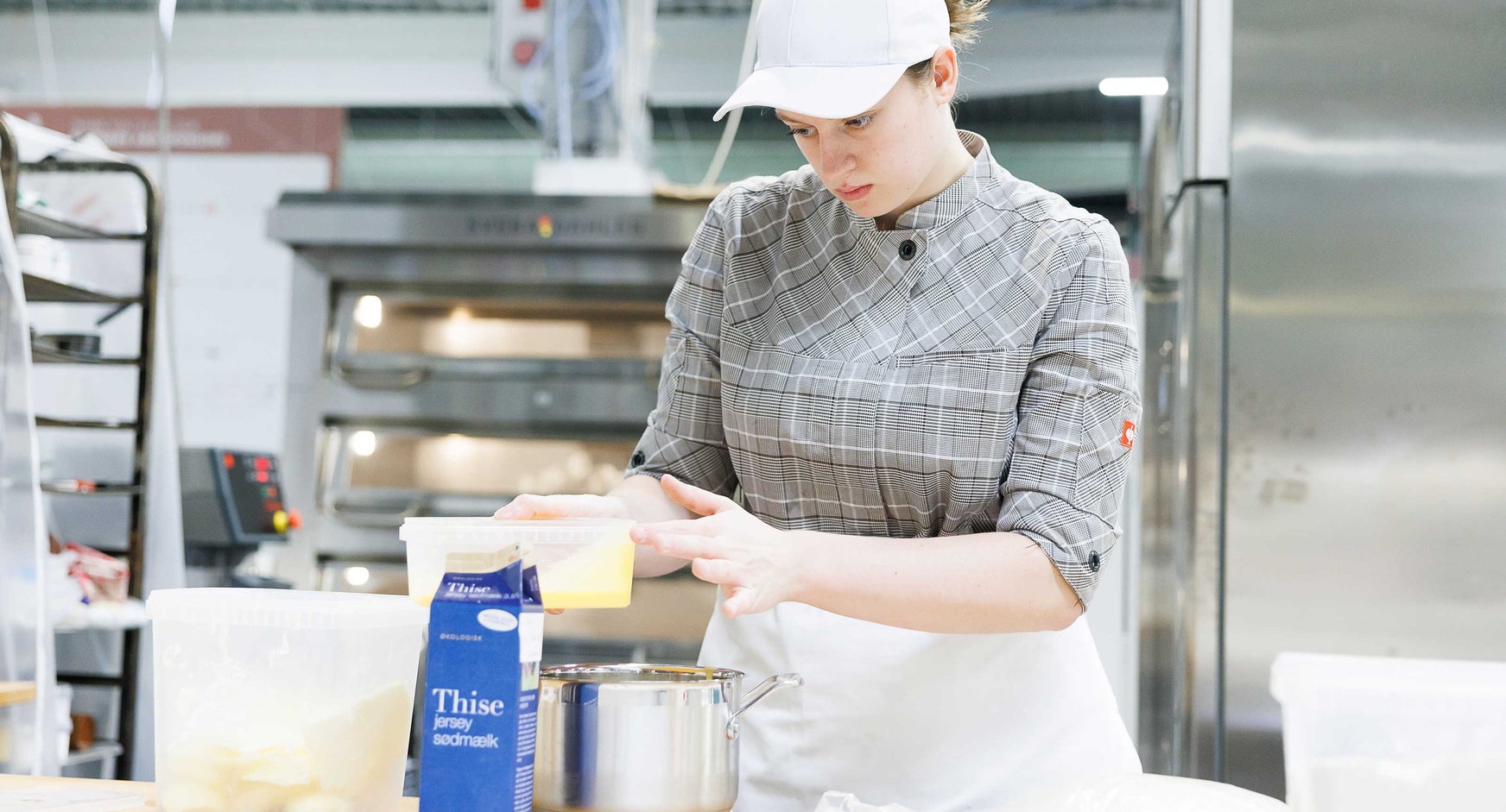 Bäckerin Sarah Klinger während des Wettbewerbs bei den EuroSkills 2025 in Herning