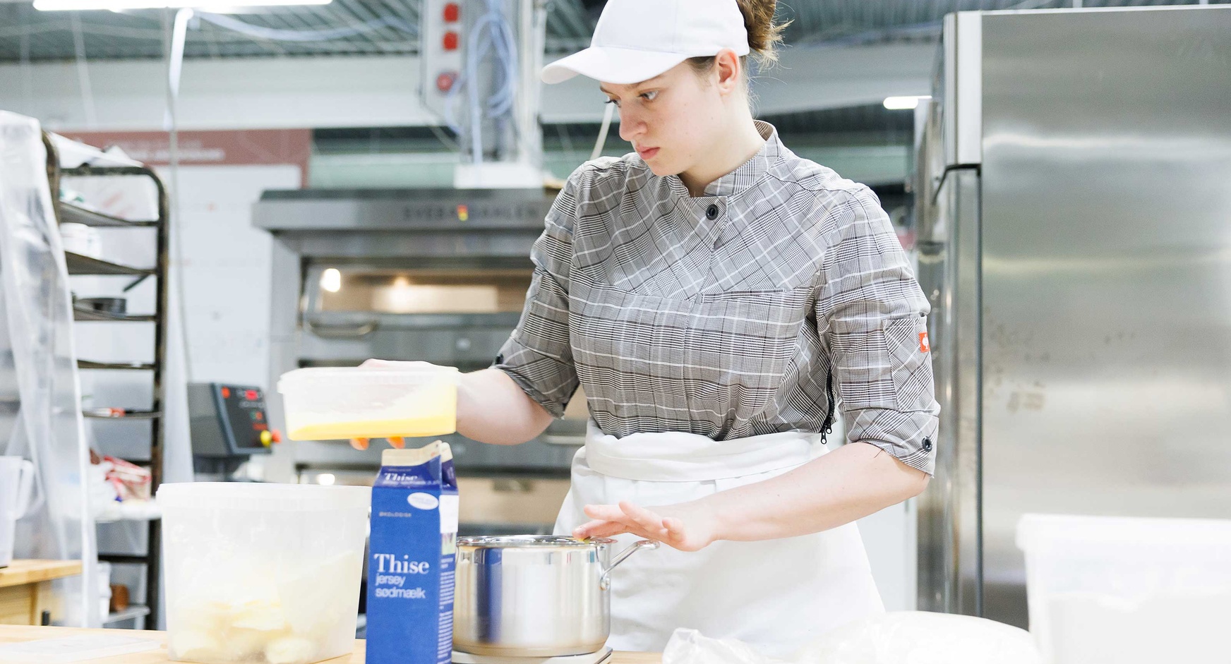 Bäckerin Sarah Klinger während des Wettbewerbs bei den EuroSkills 2025 in Herning