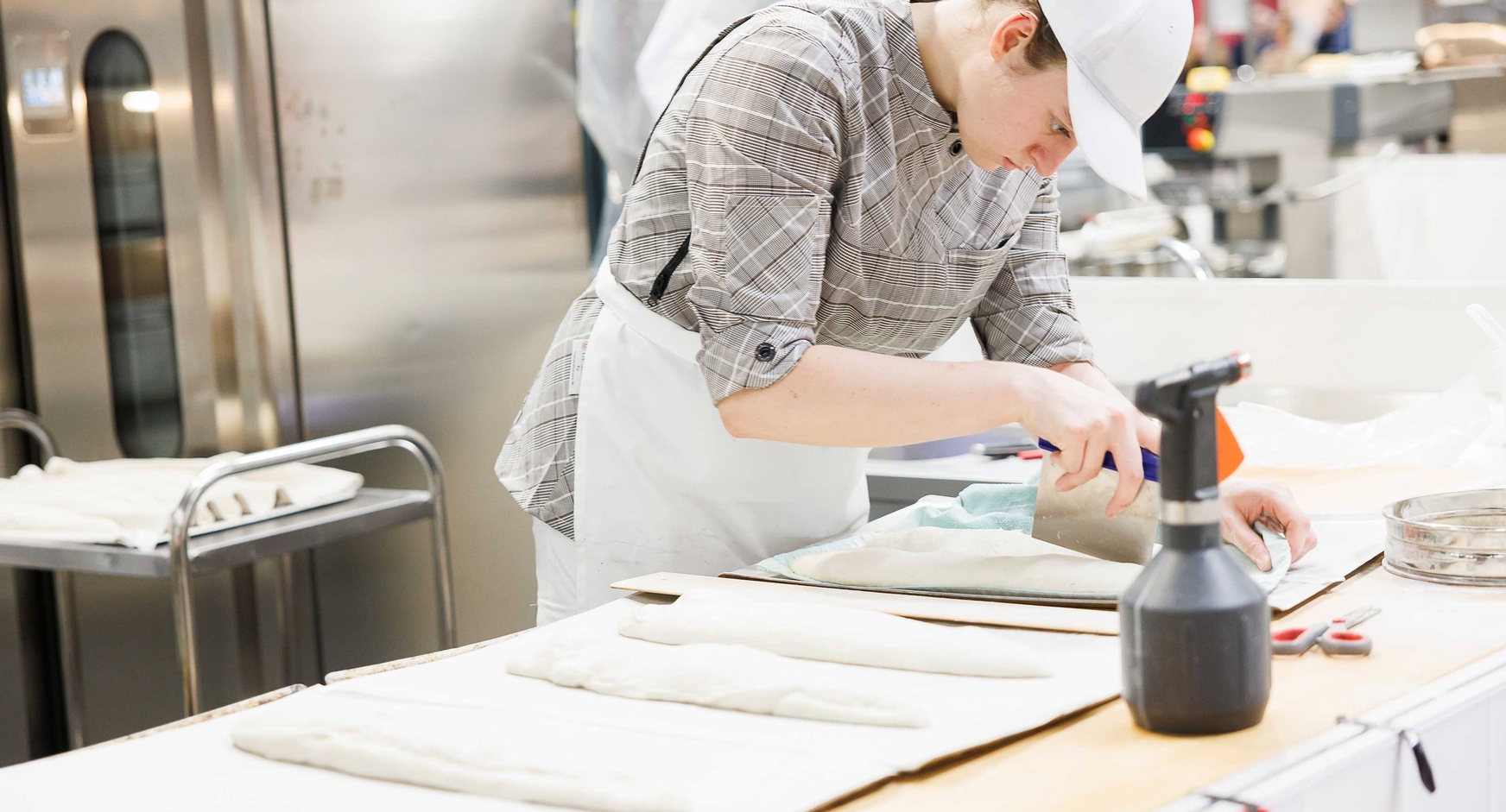 Bäckerin Sarah Klinger während des Wettbewerbs bei den EuroSkills 2025 in Herning