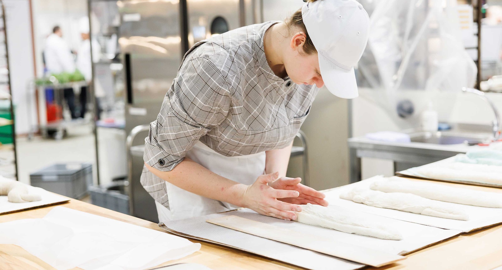 Bäckerin Sarah Klinger während des Wettbewerbs bei den EuroSkills 2025 in Herning