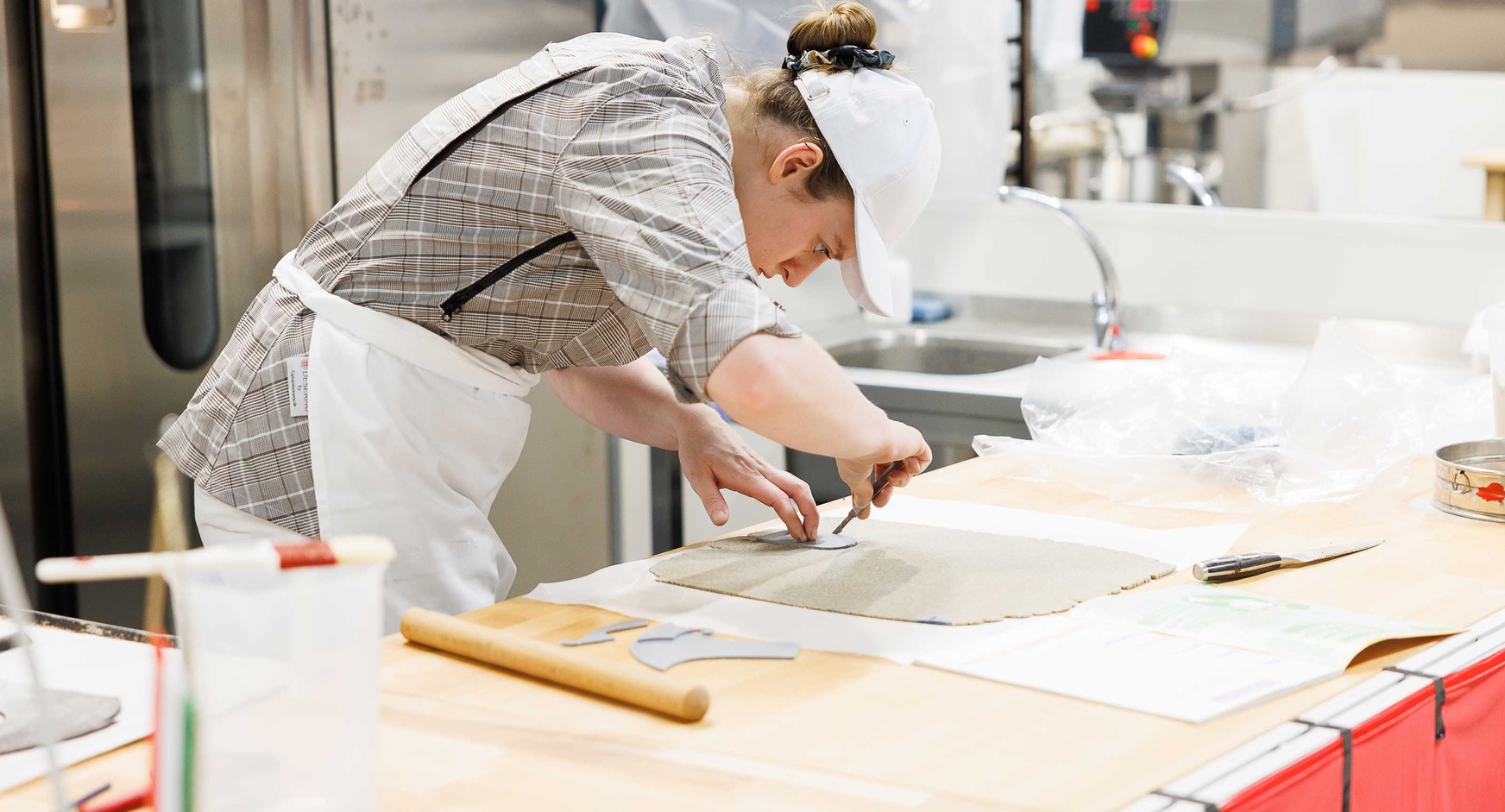 Bäckerin Sarah Klinger während des Wettbewerbs bei den EuroSkills 2025 in Herning