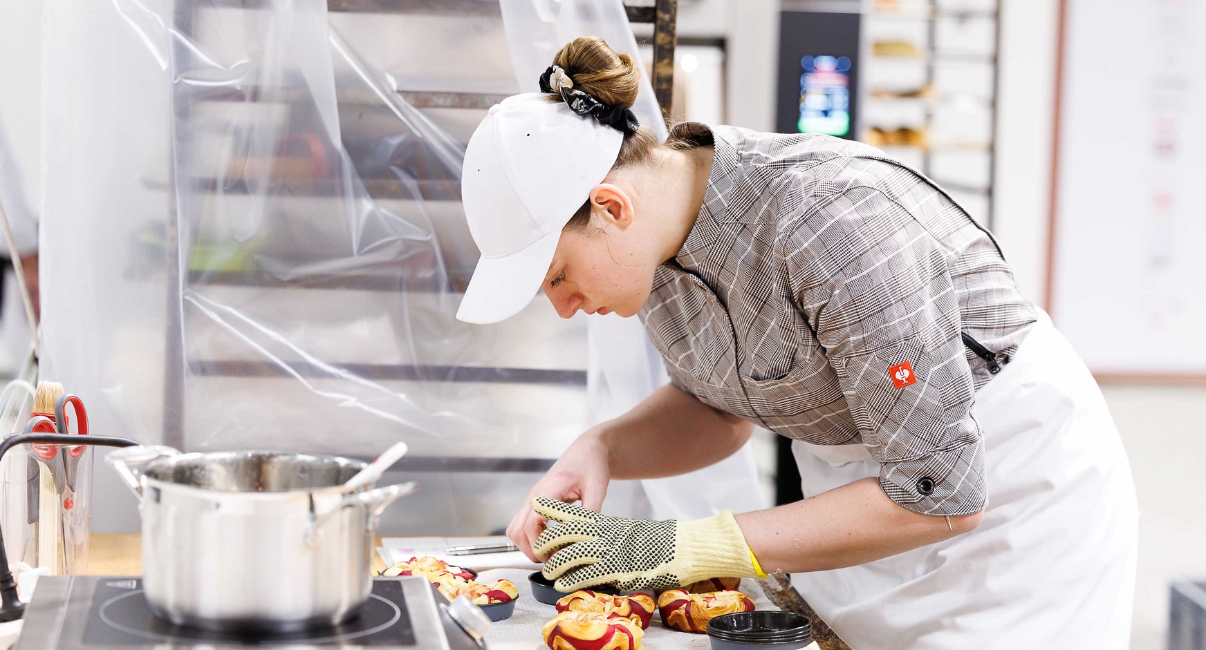 Bäckerin Sarah Klinger während des Wettbewerbs bei den EuroSkills 2025 in Herning
