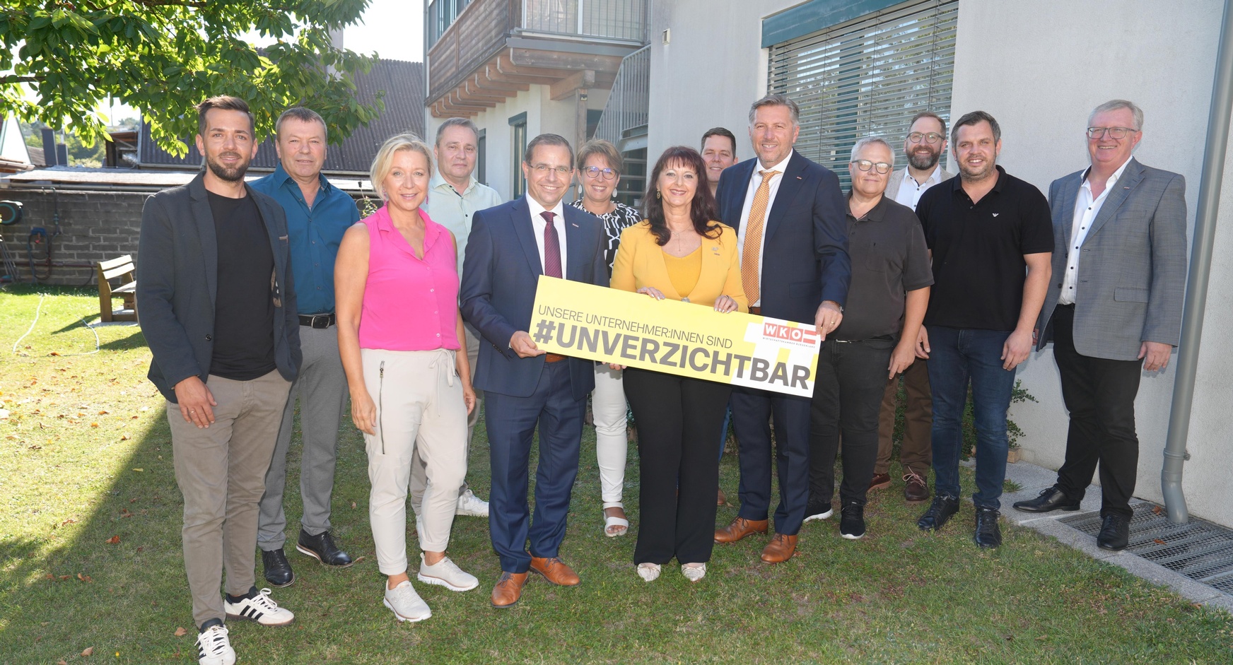 Anton Zolles, Franz Erhardt, Petra Herz, Christoph Grünwald, Wirtschaftskammerpräsident Mst. Andreas Wirth, Gabriele Fasching, Regionalstellenobfrau KommR Mst.in Martina Mohapp, Bernhard Hackl, Wirtschaftskammerdirektor Harald Schermann, Viktor Emmer, Andreas Putz, Franz Drescher und Regionalstellenleiter Freddy Fellinger (v. l.) 