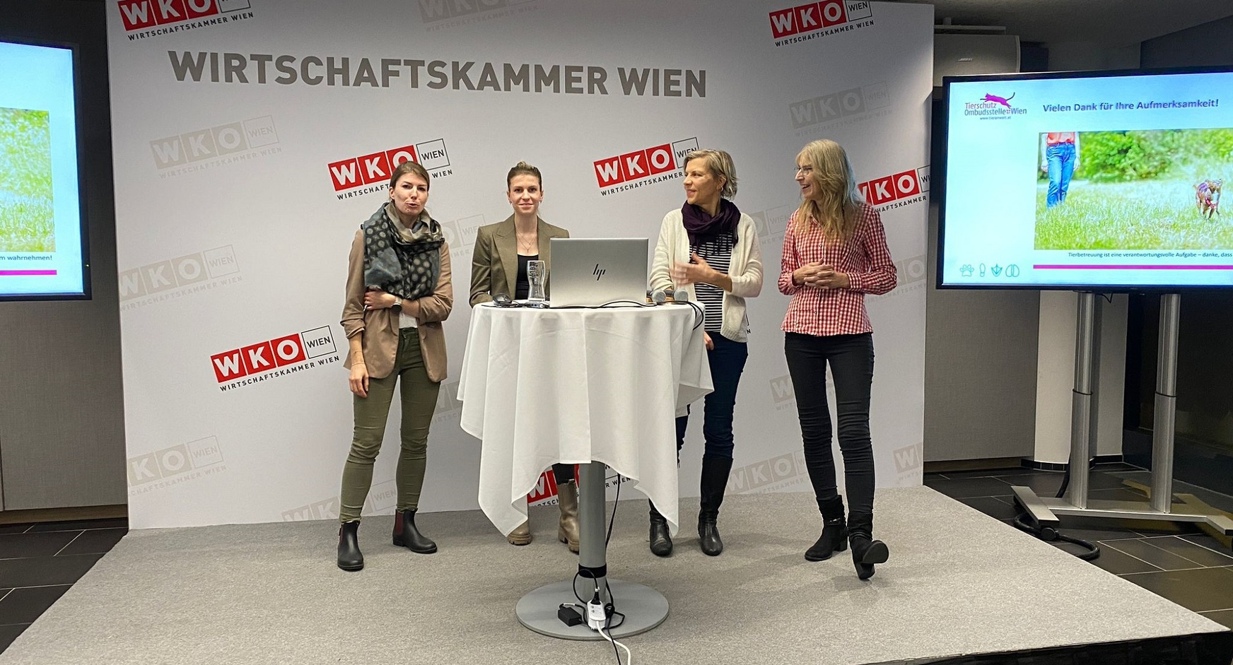 Gruppenbild der Veranstalter:innen und Bilder vom Infomaterial