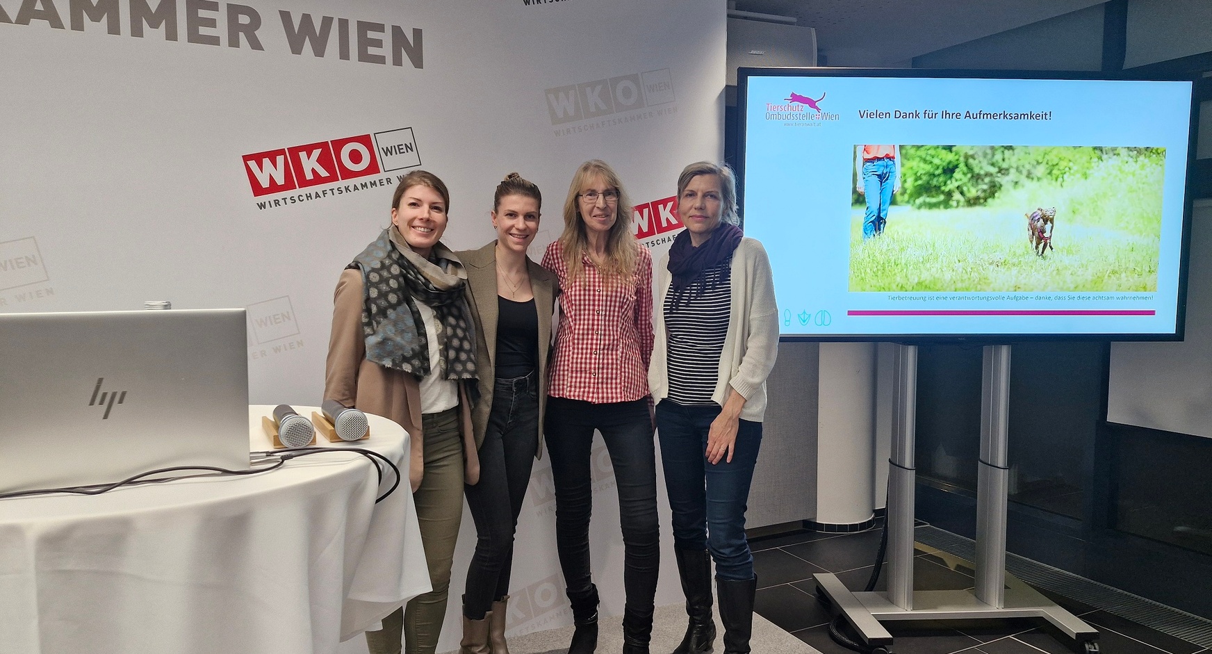 Gruppenbild der Veranstalter:innen und Bilder vom Infomaterial