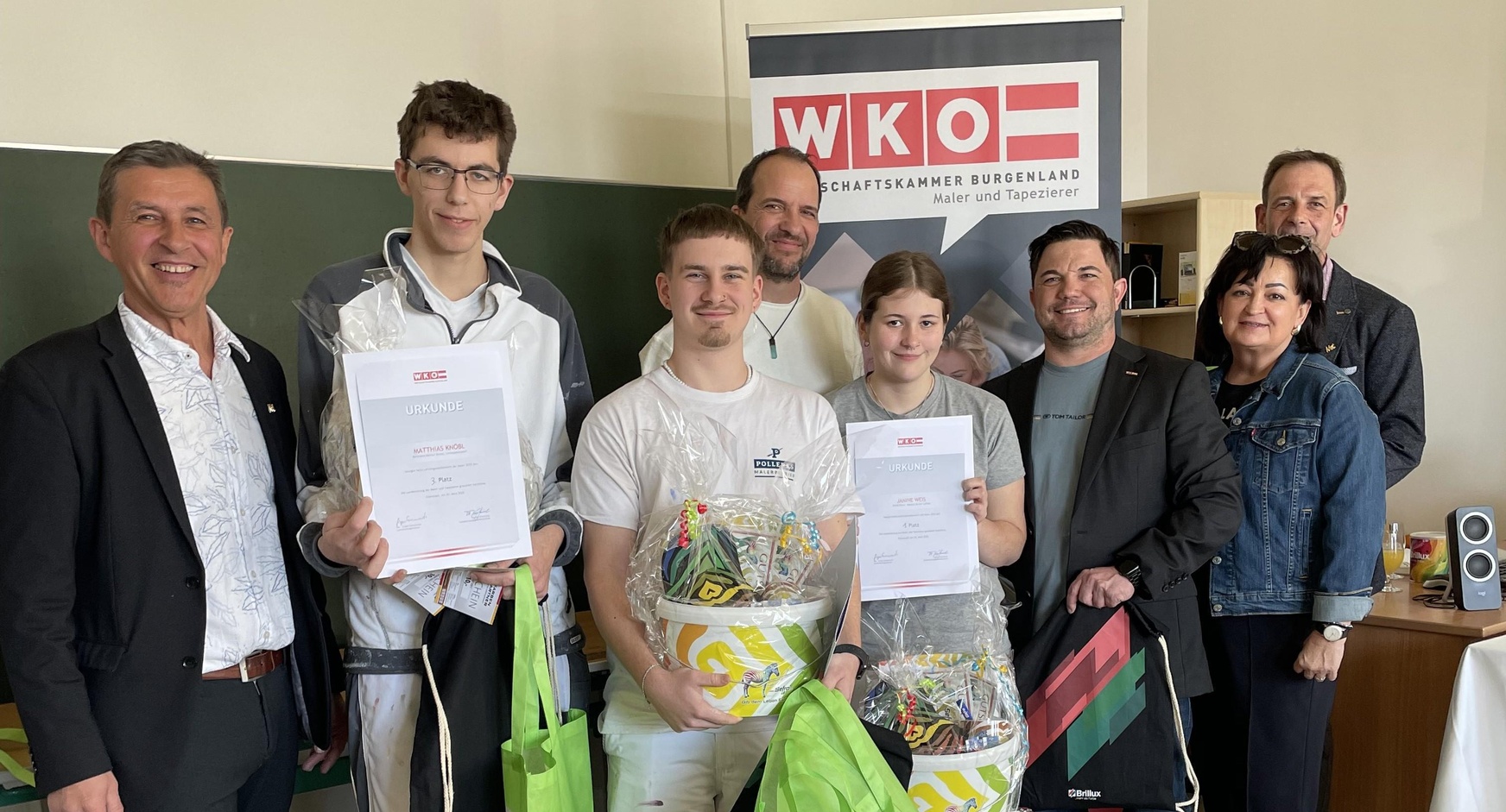 Reinhold Haspel (Berufsschule), Matthias Knöbl (Drittplatzierter), Leon Rupp (Zweitplatzierter), Markus Szerencsits (Lehrlingswart), Janine Weis (Siegerin), Stefan Waller (Lehrlingswart-Stv.), Sylvia Waba (Berufsschuldirektorin) und Michael Lehrner (Berufsschullehrer) (v. l.). 