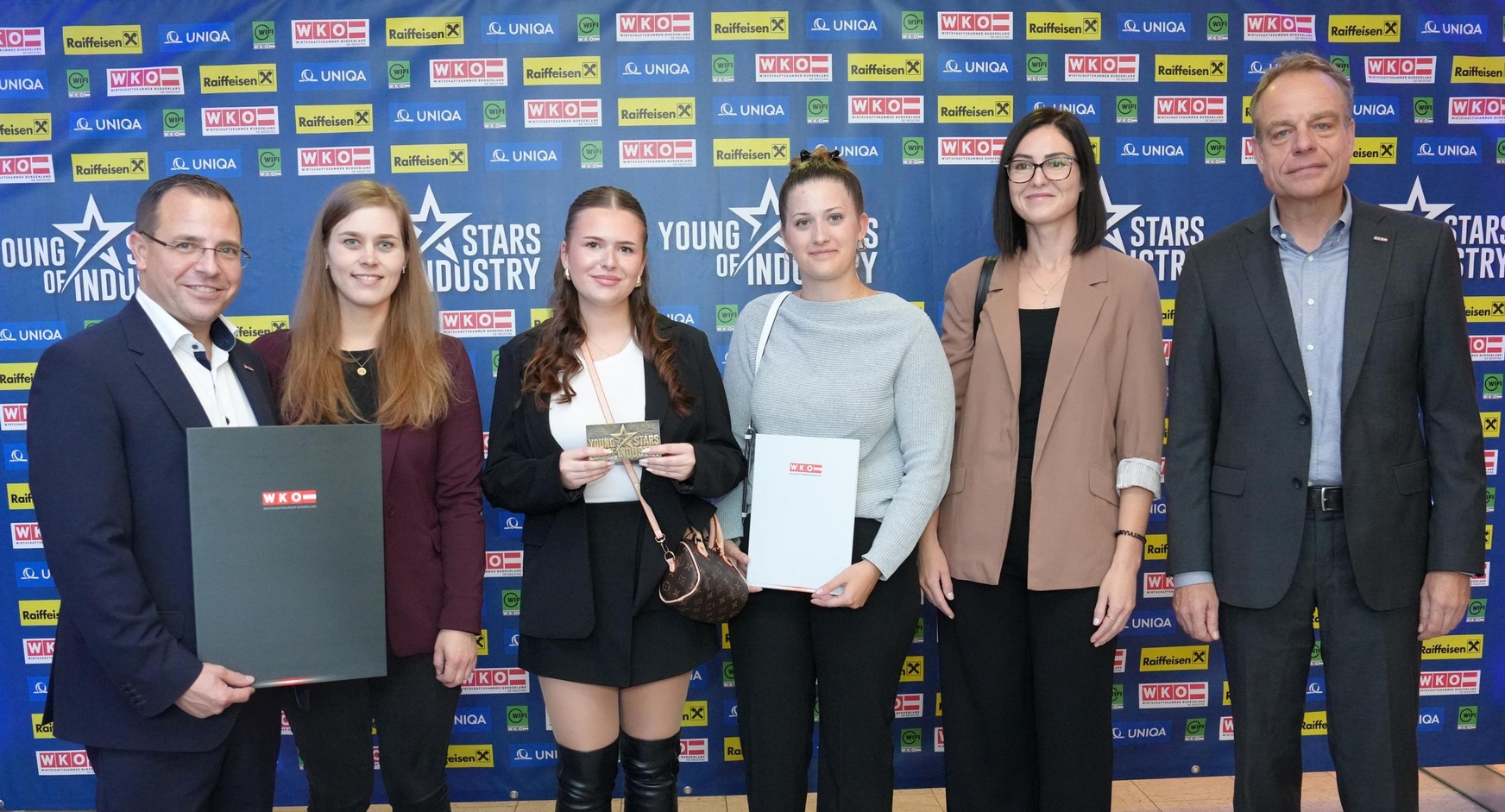 Neudoerfler Office Systems GmbH<br />
Wirtschaftskammerpräsident Mst. Andreas Wirth, Julia Kremsl (Ausbilderin), Julia Antosik (2. Lehrjahr), Nicole Syrinek (Ausbilderin), Patricia Cosic (Firmenrepräsentantin) und Spartenobmann KommR Christoph Blum (v. l.) <br />
<br />
