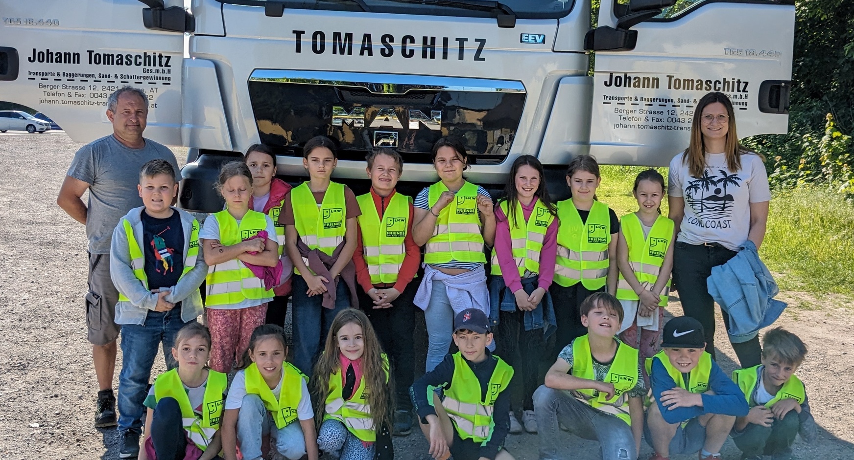 Lkw-Fahrer Bernd Götz und Klassenlehrerin Lisa Weigl mit den Kindern der 3c-Klasse der Volksschule Kittsee. // Foto © WKB