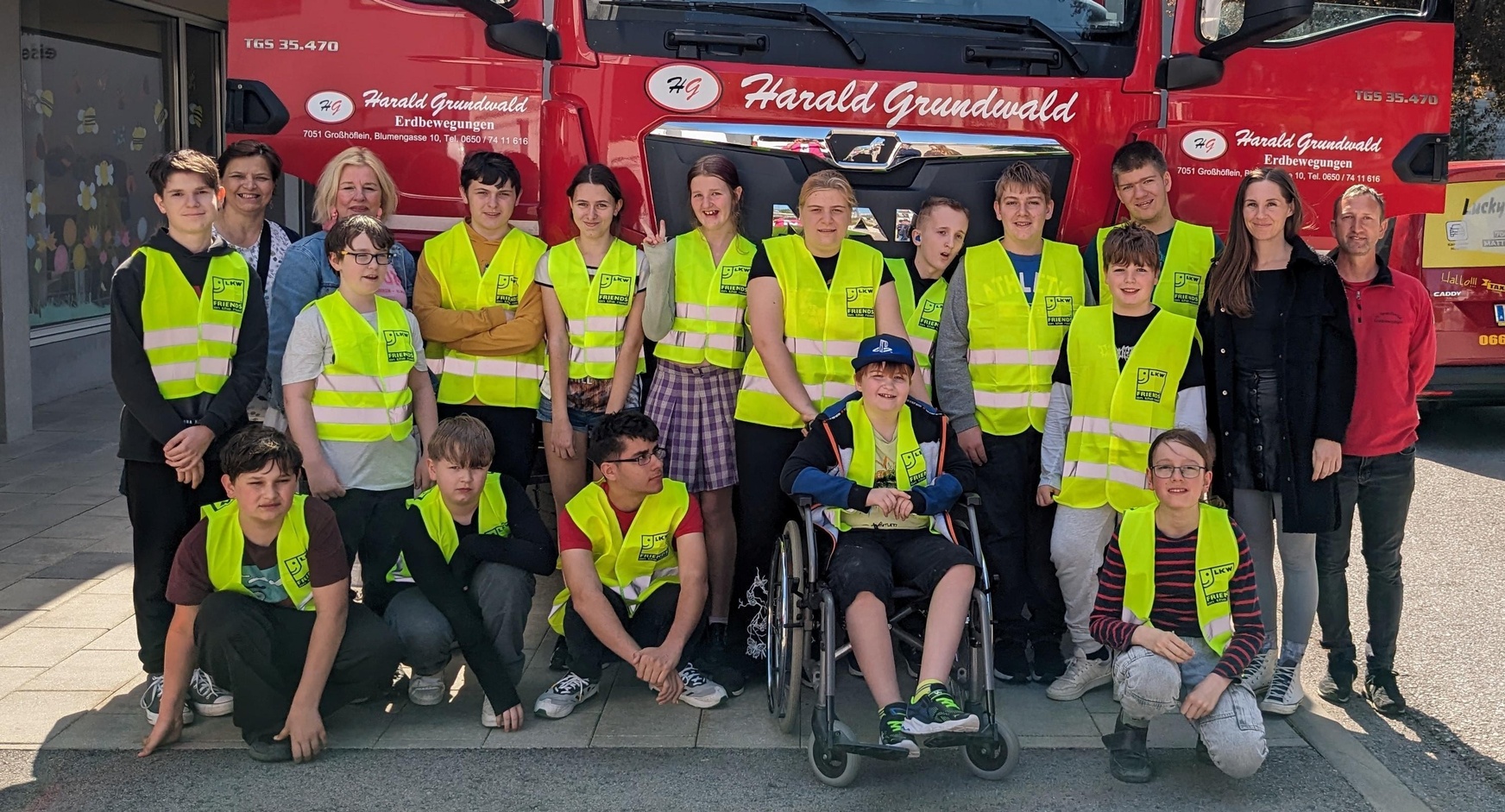 Die Klassenlehrerinnen Shaina Whitfield und Barbara Mayr, Schulassistentin Zdenka Juric und Transportunternehmer Harald Grundwald mit den Kindern der 2. und 3. Klasse der Allgemeinen Sonderschule Eisenstadt.