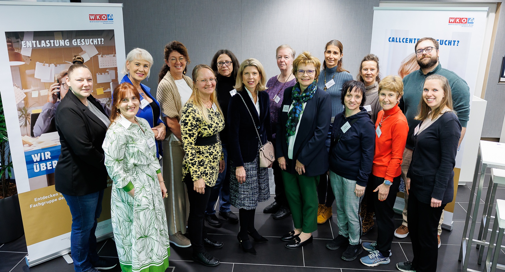 Gruppe von TeilnehmerInnen vor Roll-ups der WK Wien
