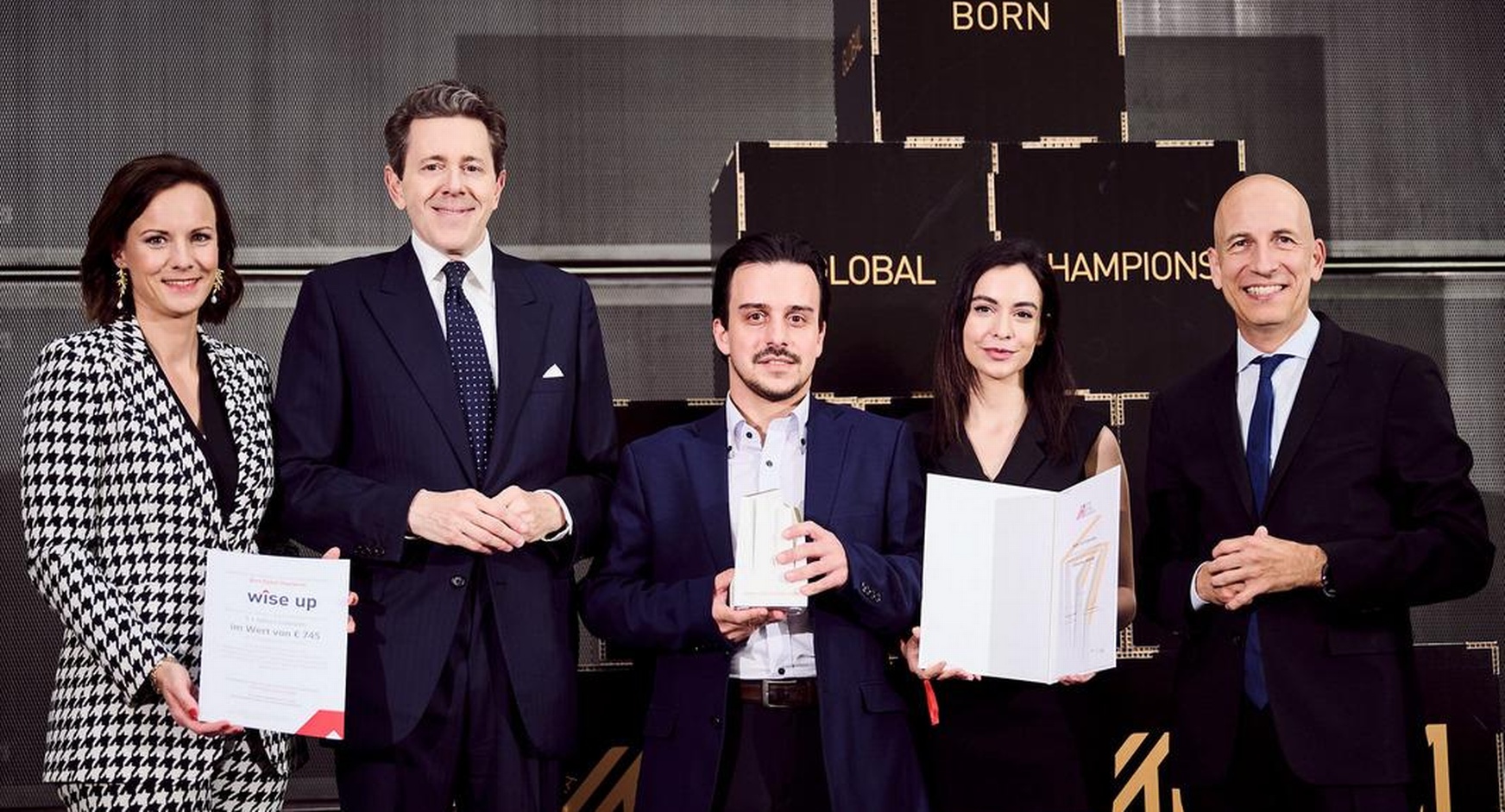 WKÖ-Generalsekretär-Stv. Mariana Kühnel, WKÖ-Präsident Harald Mahrer (1. und 2. v. l.) und Bundesminister Martin Kocher (r.) gratulierten den Vertretern von SHION. 