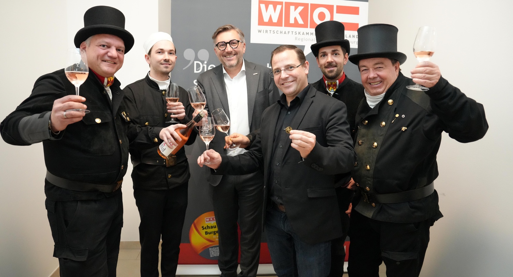 Prosit 2025! Landesinnungsmeister Herbert Baumrock, Georg Ehrenhöfer, Wirtschaftskammerdirektor Harald Schermann, Wirtschaftskammerpräsident Andreas Wirth sowie die Landesinnungsmeister-Stv. Anton Zolles und Bernhard Sammer (v. l.). 