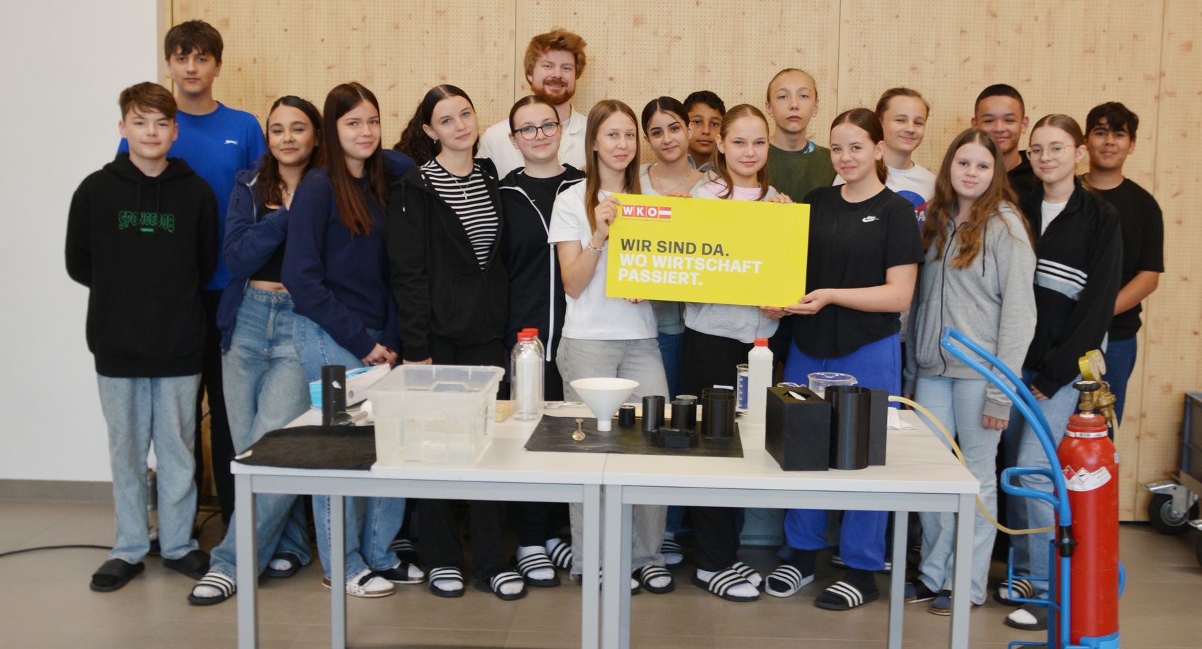 Vortragender Matthias Bergthaler mit Schülerinnen und Schülern der 3a-Klasse der Mittelschule Neudörfl. // Foto © WKB