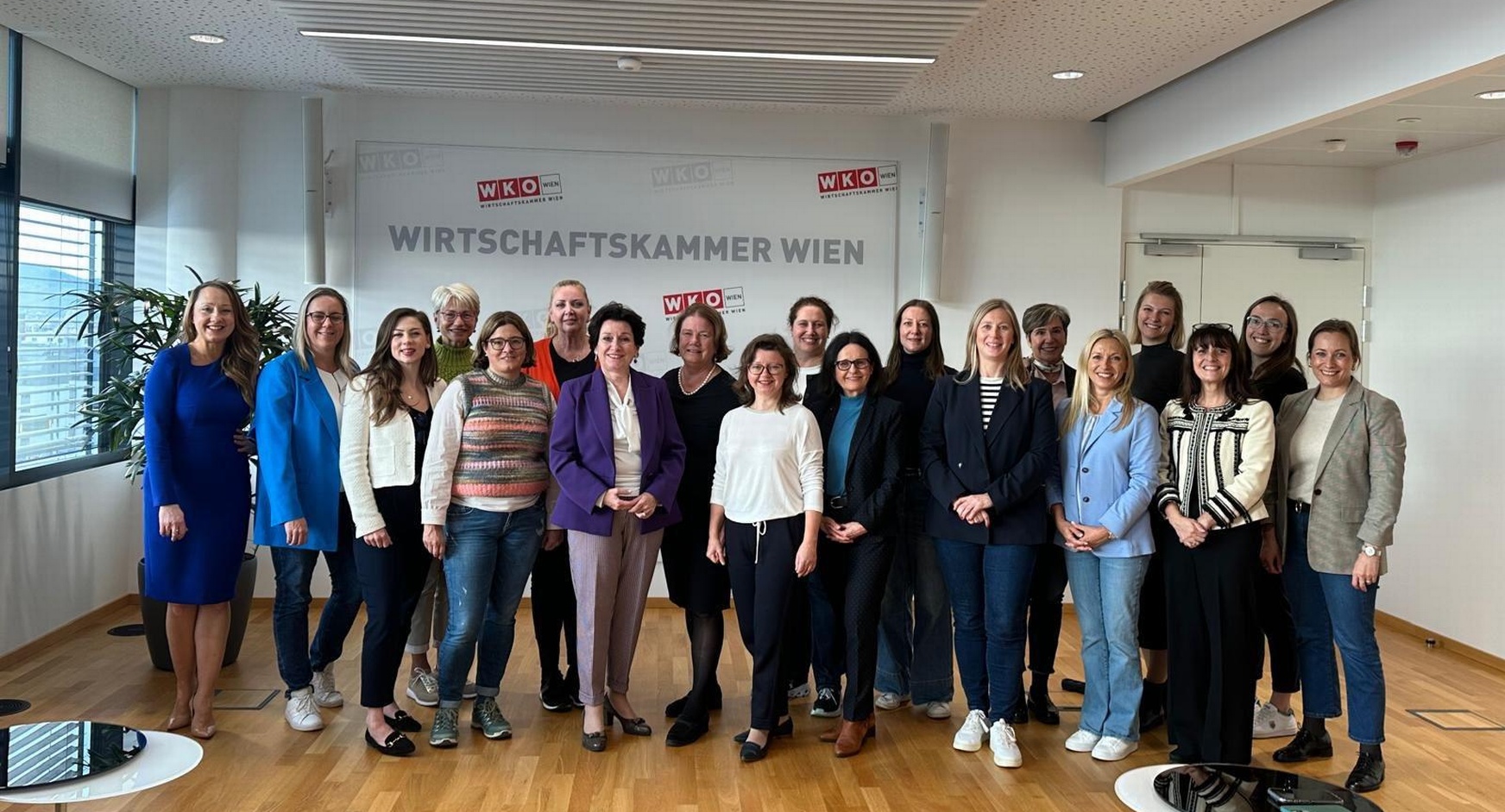 Frauen-Gruppenbild vor Wand mit 