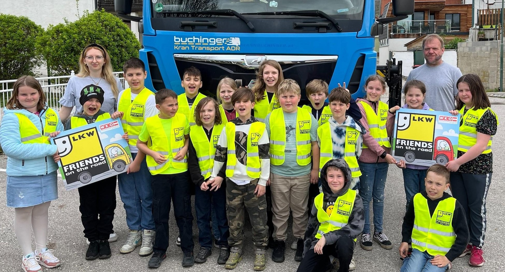 Klassenlehrerin Barbara Wagner (hinten l.) und Lkw-Fahrer Roland Havlicek (hinten r.) mit den Kindern der 4. Klasse der Volksschule Müllendorf.