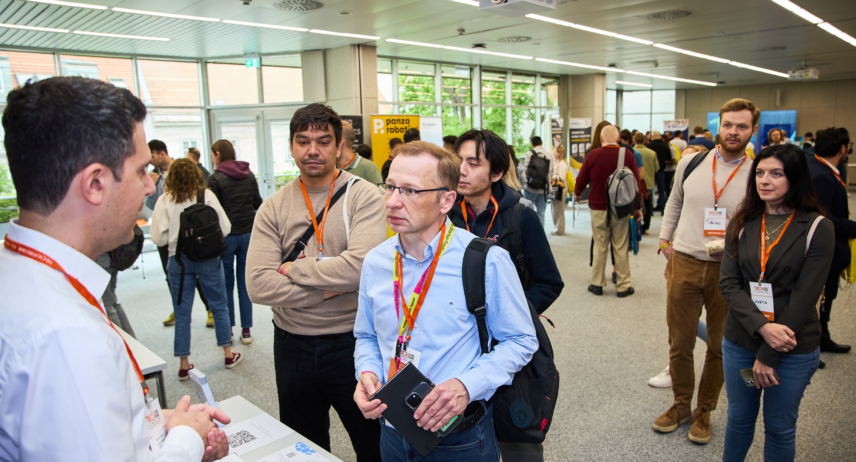 Mehrere Personen beim Check-In-Counter beim Besuch einer Veranstaltung